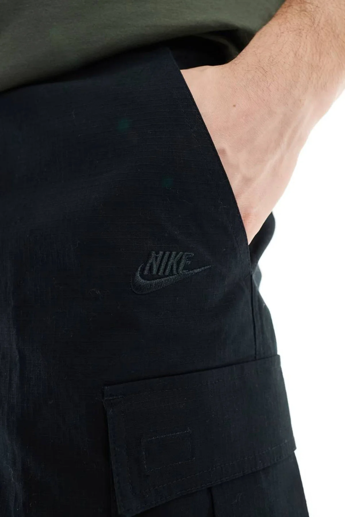Nike Club Woven Cargo Short in Black Erkek Dokuma Kargo Cepli Şort Siyah Nike Club Woven Cargo Short in Black Erkek Dokuma Kargo Cepli Şort Siyah