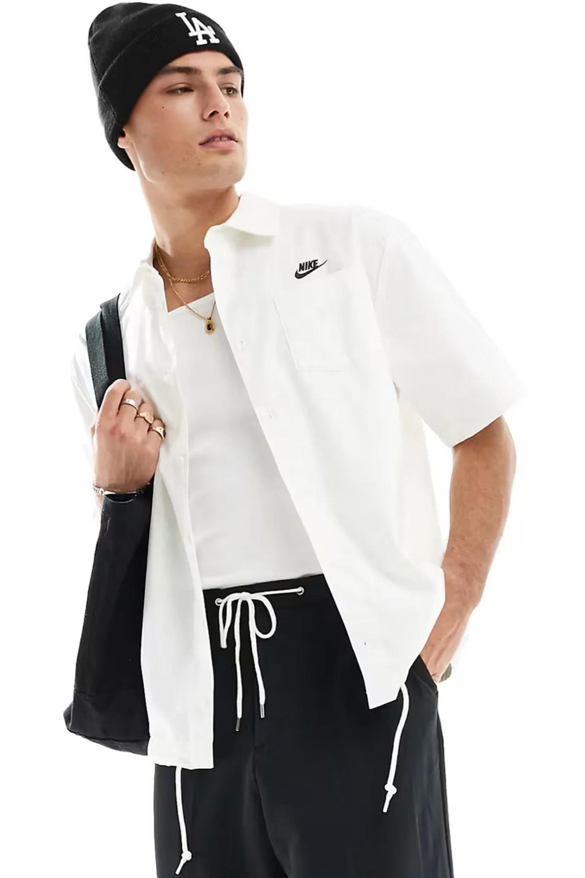 Nike Club Woven Loose Fit Short Sleeve Shirt in White Erkek Bol Kesim Dokuma Kısa Kollu Spor Gömlek Beyaz Nike Club Woven Loose Fit Short Sleeve Shirt in White Erkek Bol Kesim Dokuma Kısa Kollu Spor Gömlek Beyaz