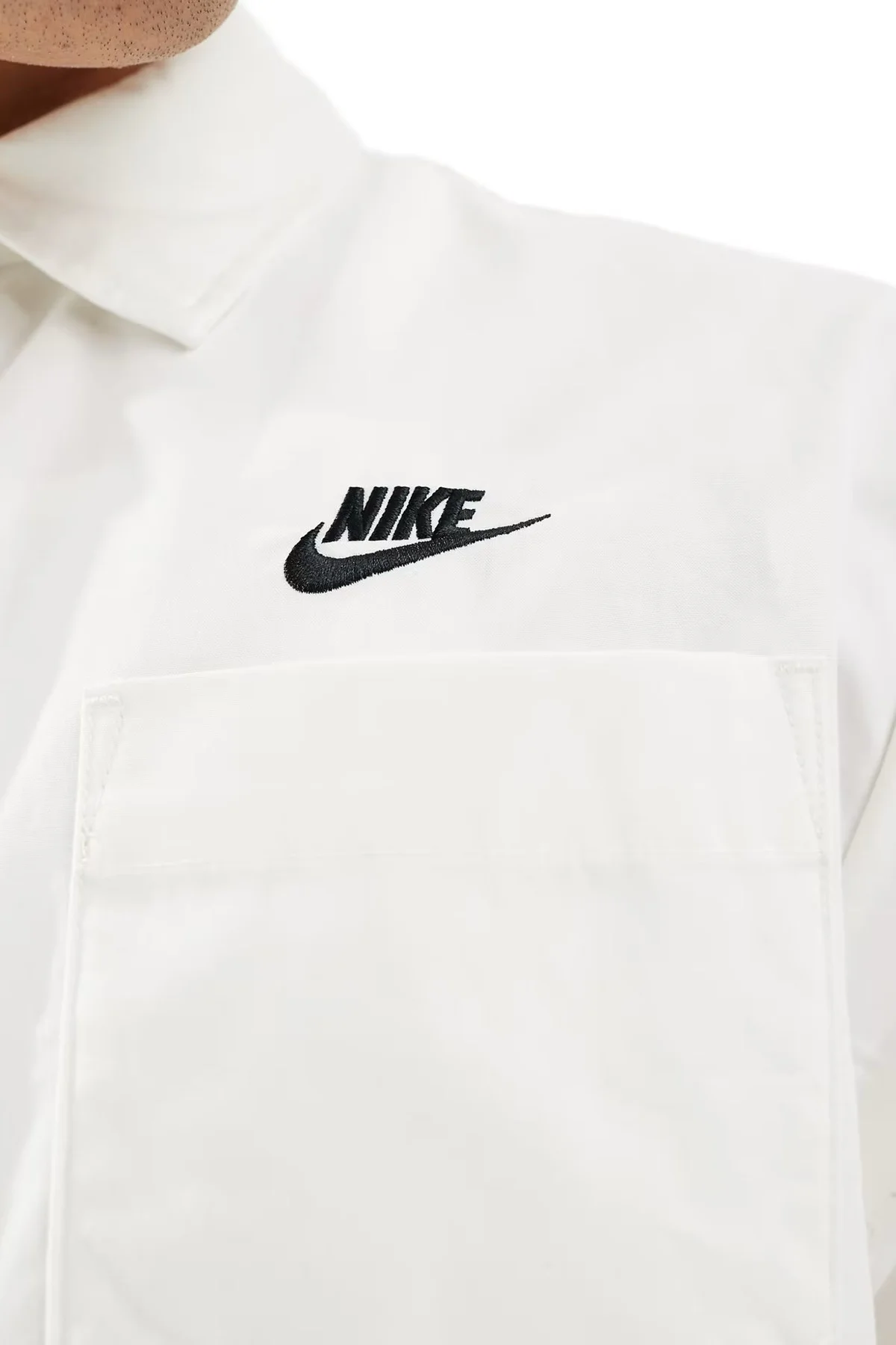 Nike Club Woven Loose Fit Short Sleeve Shirt in White Erkek Bol Kesim Dokuma Kısa Kollu Spor Gömlek Beyaz Nike Club Woven Loose Fit Short Sleeve Shirt in White Erkek Bol Kesim Dokuma Kısa Kollu Spor Gömlek Beyaz