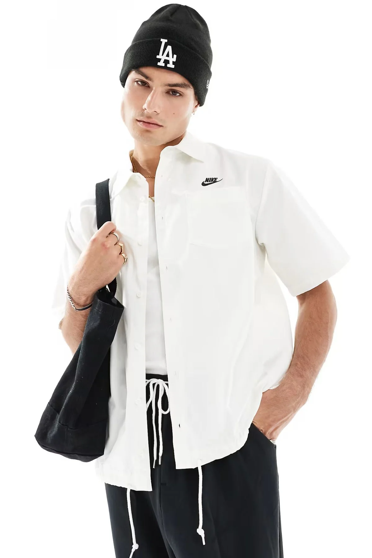 Nike Club Woven Loose Fit Short Sleeve Shirt in White Erkek Bol Kesim Dokuma Kısa Kollu Spor Gömlek Beyaz Nike Club Woven Loose Fit Short Sleeve Shirt in White Erkek Bol Kesim Dokuma Kısa Kollu Spor Gömlek Beyaz