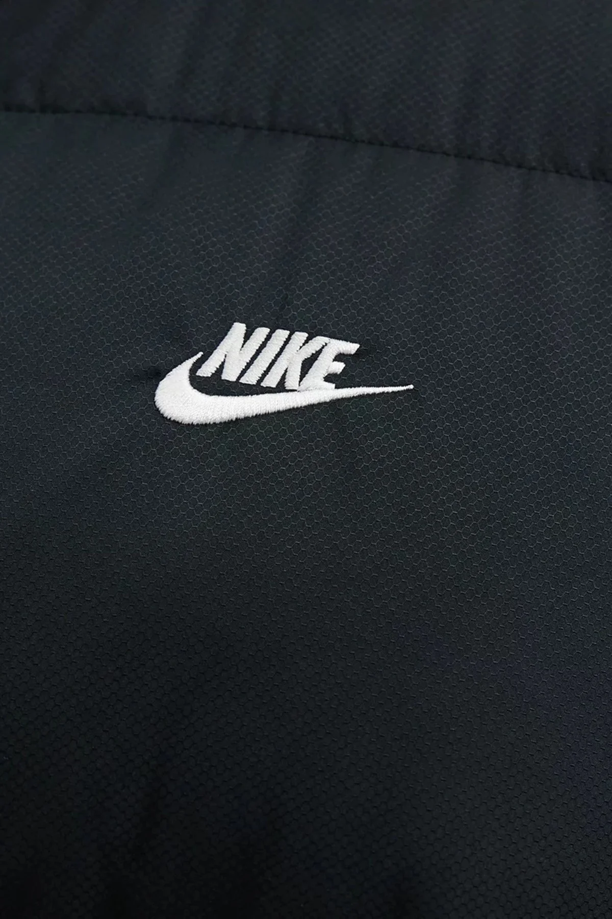 Nike Clup Puffer Synthetic Fill Full Zip Loose Fit Men's Jacket Erkek Bol Kesim Suitici Mont Siyah Nike Clup Puffer Synthetic Fill Full Zip Loose Fit Men's Jacket Erkek Bol Kesim Suitici Mont Siyah