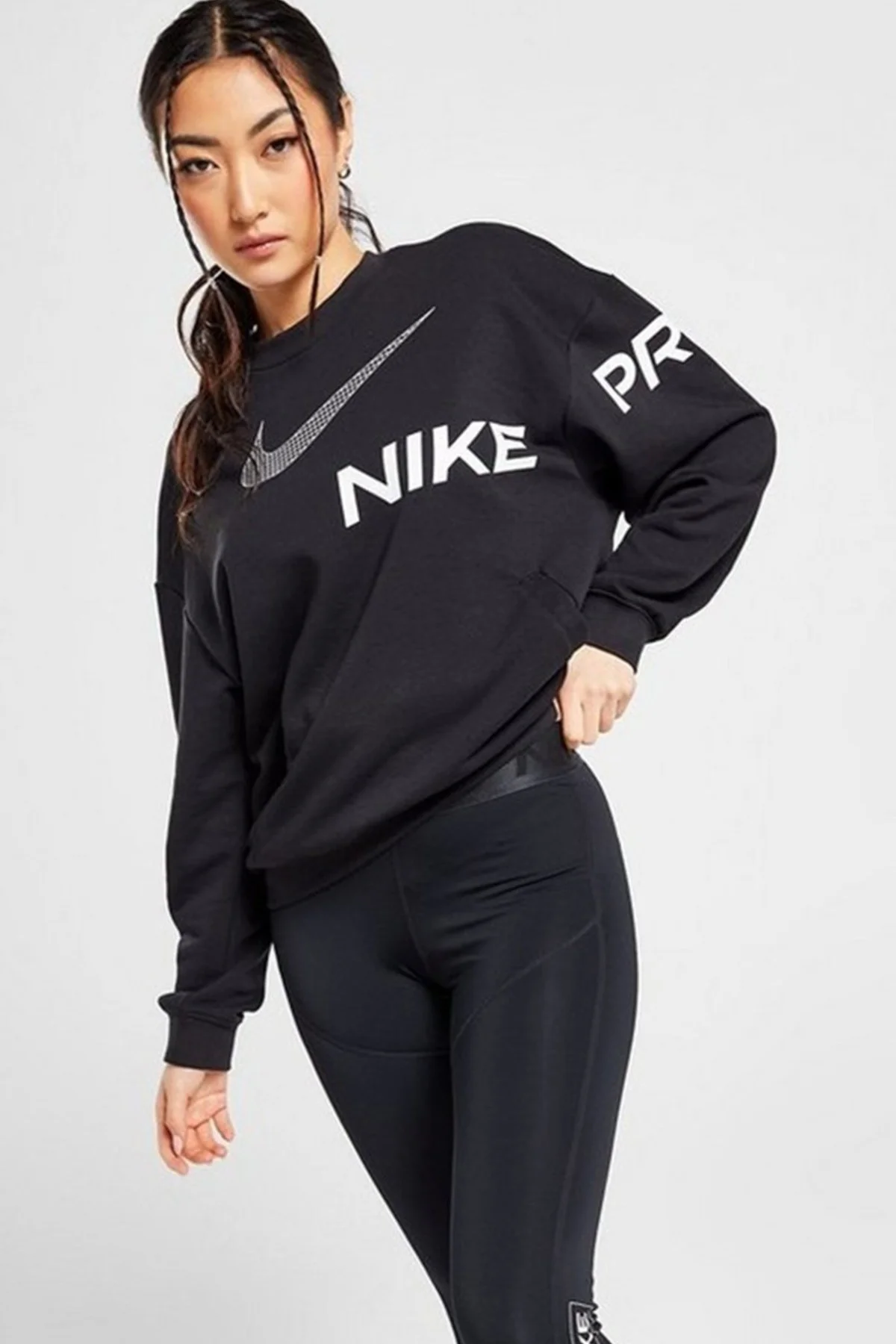 Nike Dri-Fit French Terry Graphic Running Womens Sweatshirt Kadın Cepli Bol Kesim Koşu Sweatshirt Siyah Nike Dri-Fit French Terry Graphic Running Womens Sweatshirt Kadın Cepli Bol Kesim Koşu Sweatshirt Siyah