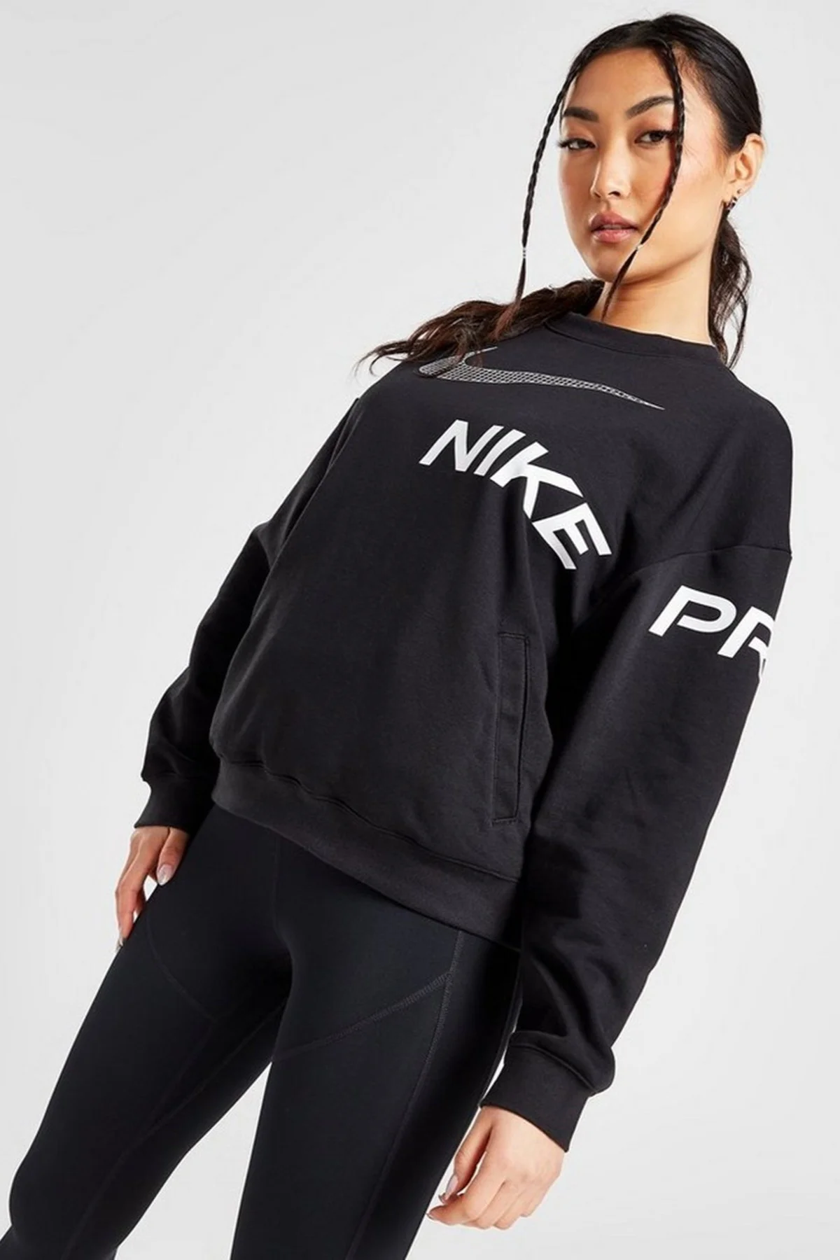 Nike Dri-Fit French Terry Graphic Running Womens Sweatshirt Kadın Cepli Bol Kesim Koşu Sweatshirt Siyah Nike Dri-Fit French Terry Graphic Running Womens Sweatshirt Kadın Cepli Bol Kesim Koşu Sweatshirt Siyah
