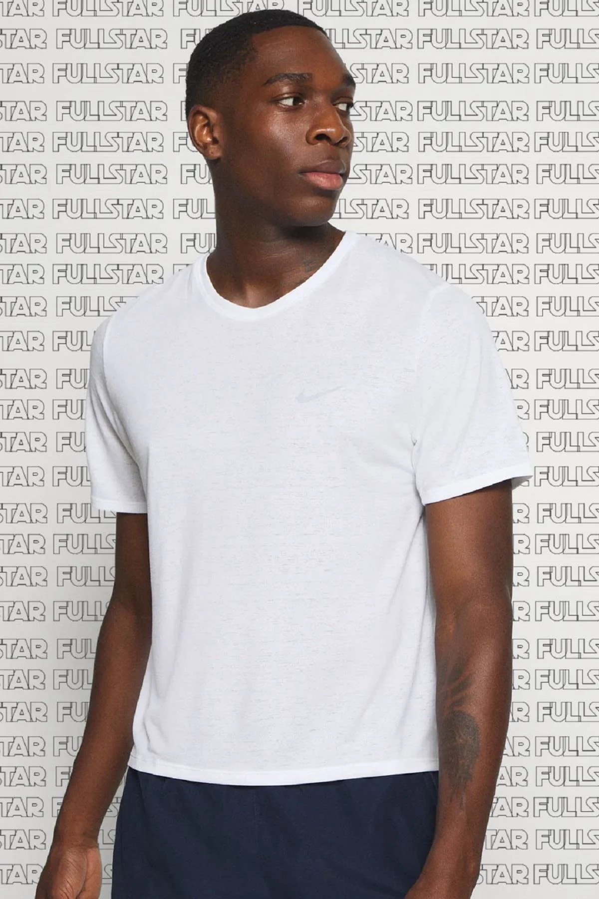 Nike Dri Fit Miler White T-Shirt Reflektörlü Amblemli Beyaz Erkek Koşu Spor Tişörtü Nike Dri Fit Miler White T-Shirt Reflektörlü Amblemli Beyaz Erkek Koşu Spor Tişörtü Fiyatı, Yorumları ve Özellikleri