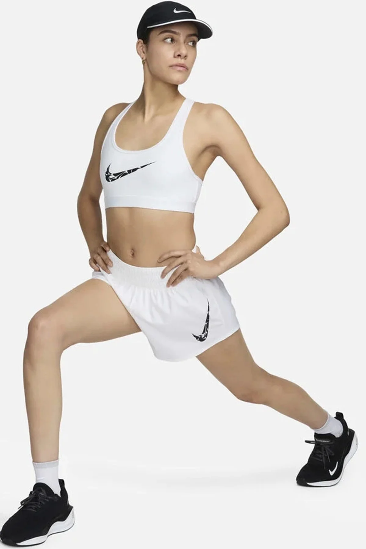 Nike Dri-Fit Swoosh Graphic Light Support Bra White Black Kadın Spor Bra Beyaz Nike Dri-Fit Swoosh Graphic Light Support Bra White Black Kadın Spor Bra Beyaz Fiyatı, Yorumları ve Özellikleri