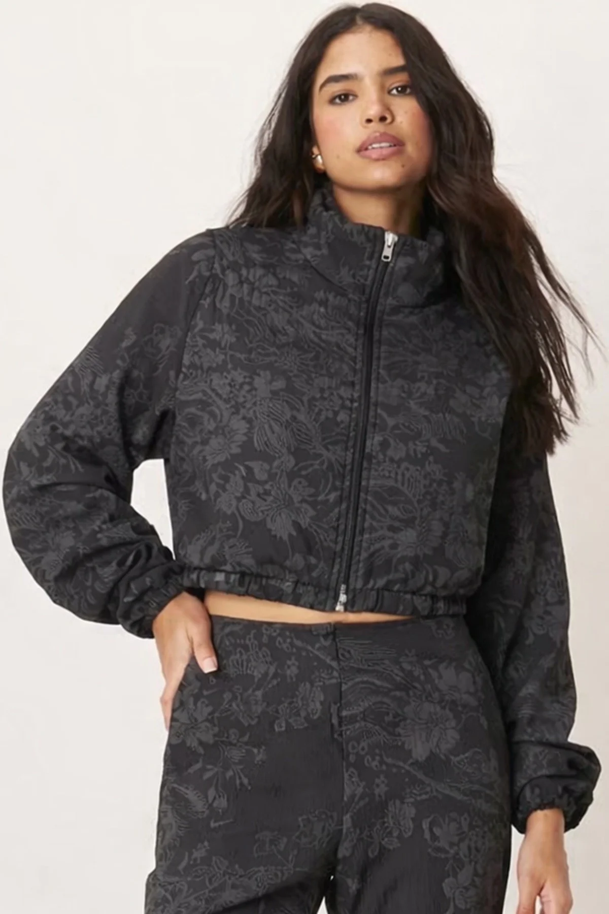 Nike Full Zip Jacquard Print Track Oversize Jacket Kadın Oversize Jakarlı Baskılı Kısa Spor Ceket Siyah Nike Full Zip Jacquard Print Track Oversize Jacket Kadın Oversize Jakarlı Baskılı Kısa Spor Ceket Siyah Fiyatı, Yorumları ve Özellikleri