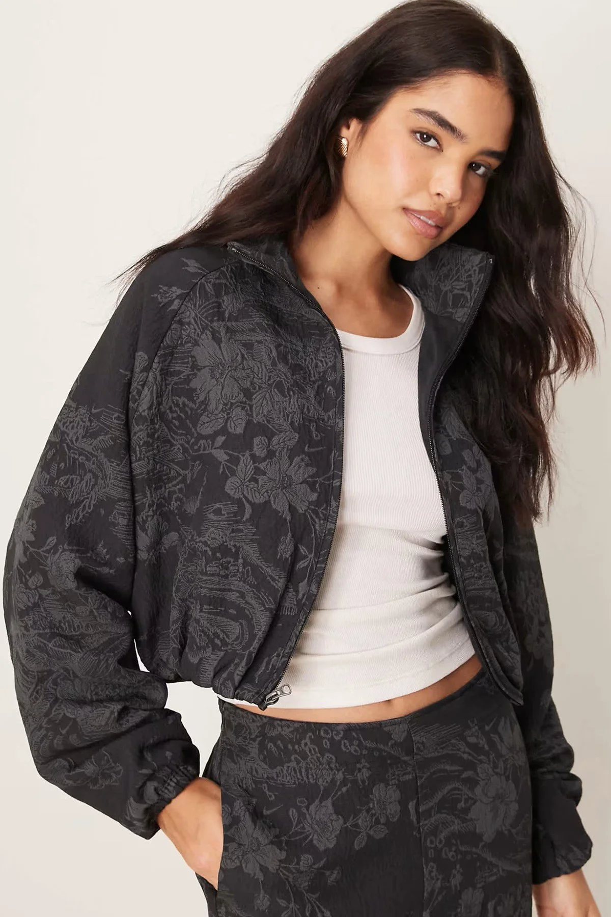 Nike Full Zip Jacquard Print Track Oversize Jacket Kadın Oversize Jakarlı Baskılı Kısa Spor Ceket Siyah Nike Full Zip Jacquard Print Track Oversize Jacket Kadın Oversize Jakarlı Baskılı Kısa Spor Ceket Siyah Fiyatı, Yorumları ve Özellikleri