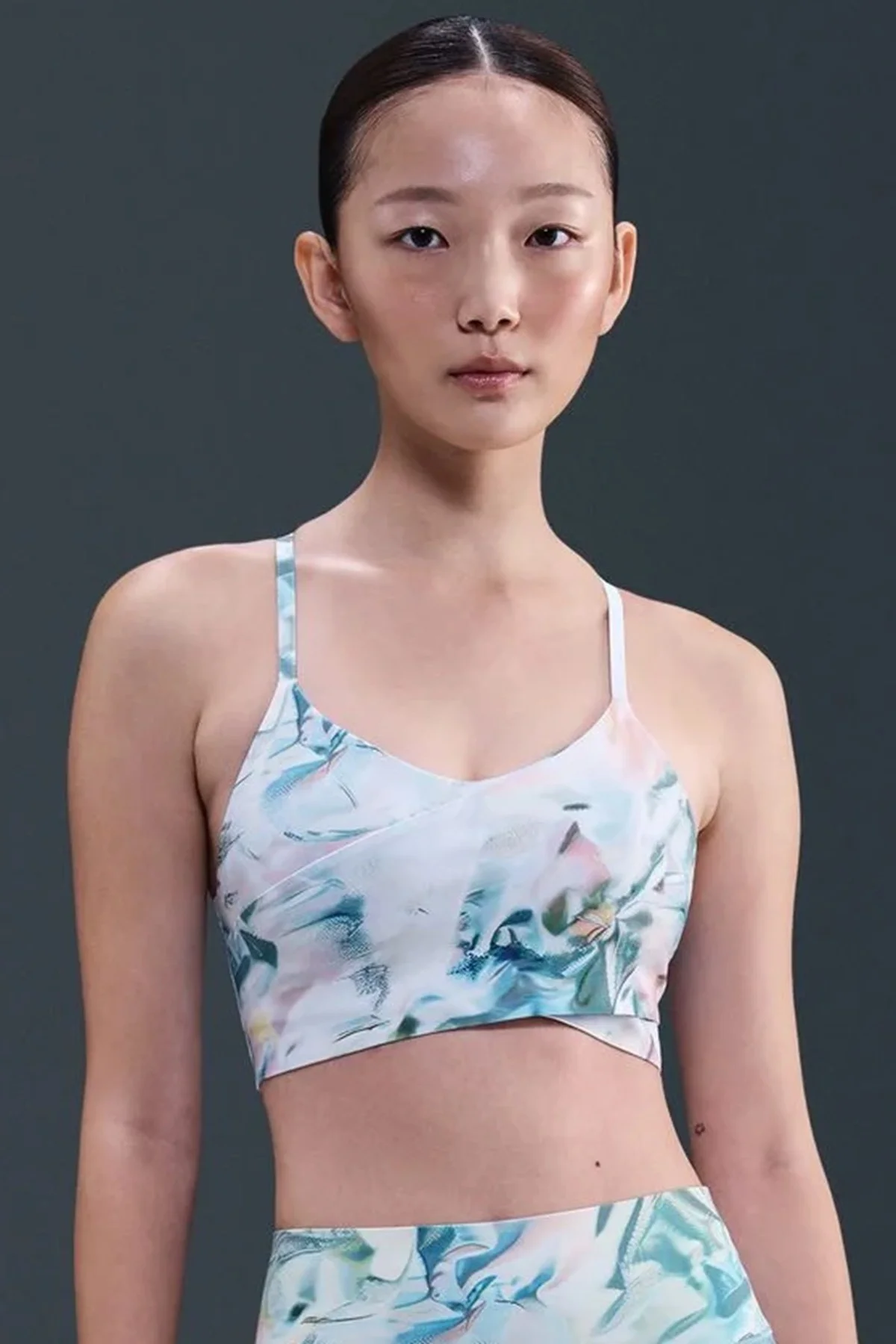 Nike Indy Women's Artist Collection Light-Support Padded Wrap Sports Bra Kadın Dolgulu Sargılı Spor Sütyen Yeşil