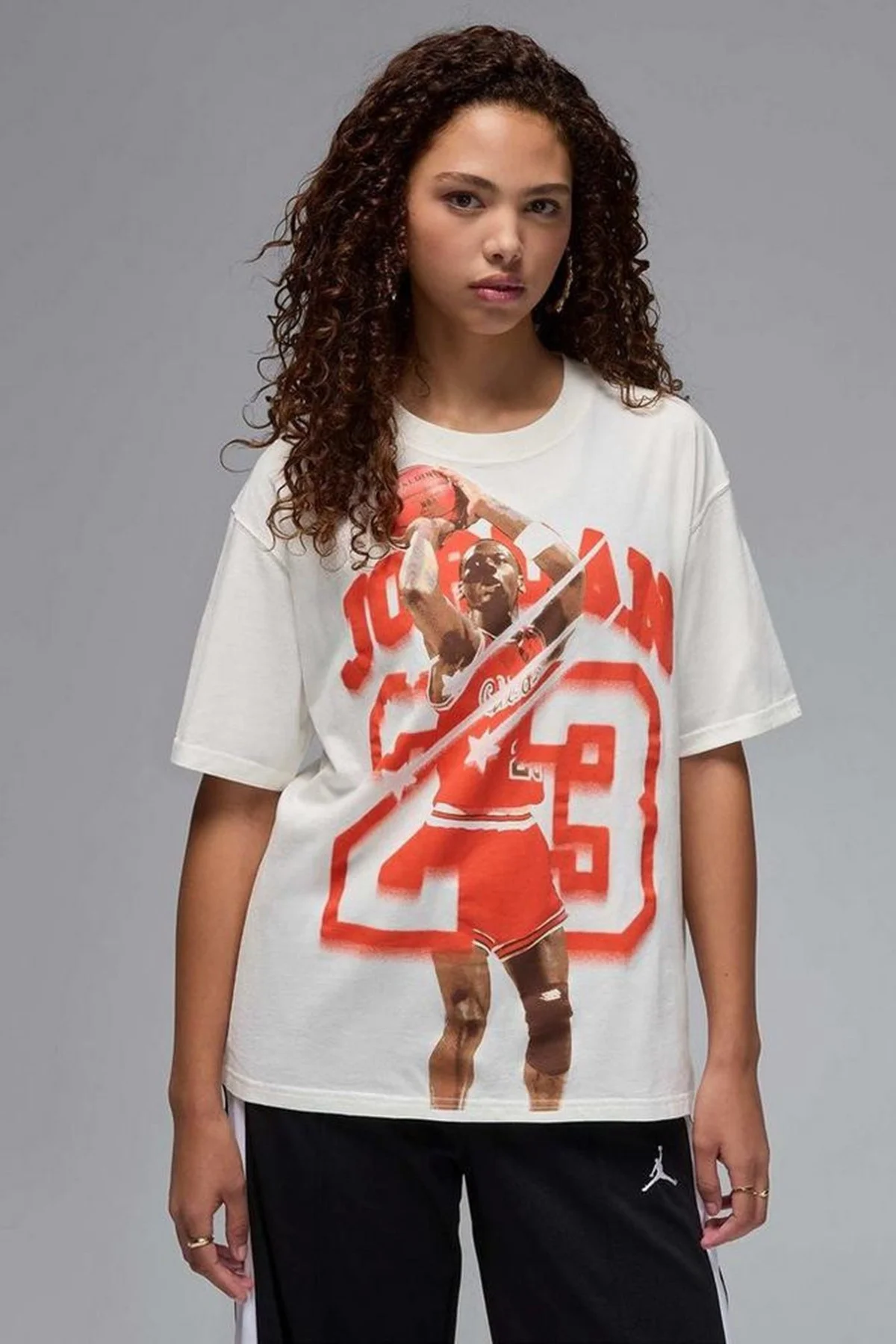Nike Jordan Graphic 40 Loose Fit Womens Tee Grafik Baskılı Bol Kesim Pamuklu Kadın Tişört Krem