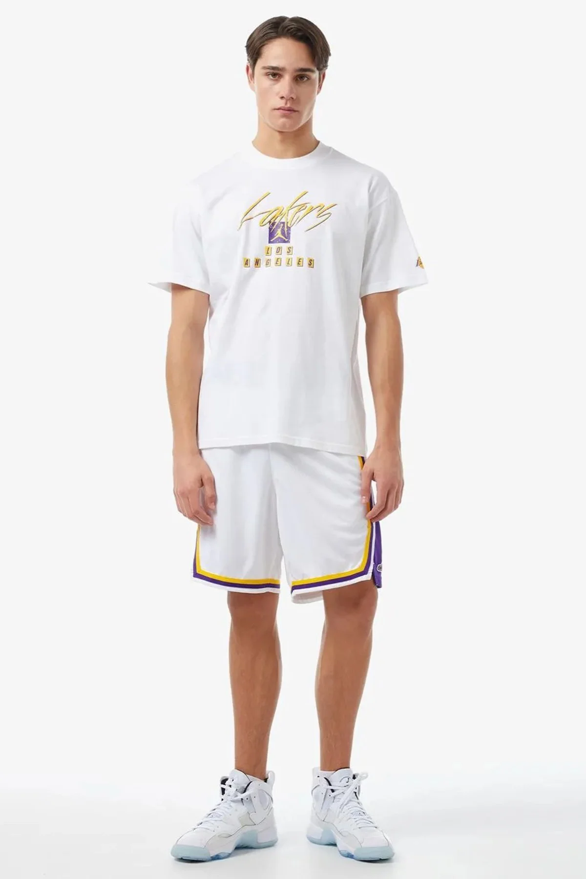 Nike Jordan Los Angeles Lakers Courtside Statement Edition NBA Mens Tee Loose Fit Grafik Baskılı Erkek Tişört Beyaz Nike Jordan Los Angeles Lakers Courtside Statement Edition NBA Mens Tee Loose Fit Grafik Baskılı Erkek Tişört Beyaz