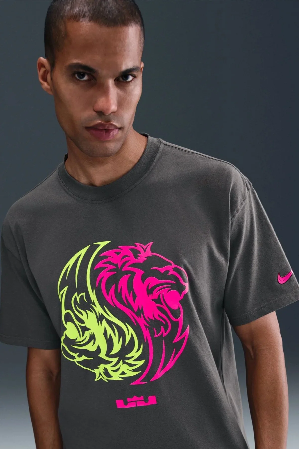 Nike LeBron Max 90 Loose Fit Mens Tee Bol Kesim Grafik Baskılı Erkek Tişört Antrasit Fiyatı, Yorumları ve Özellikleri