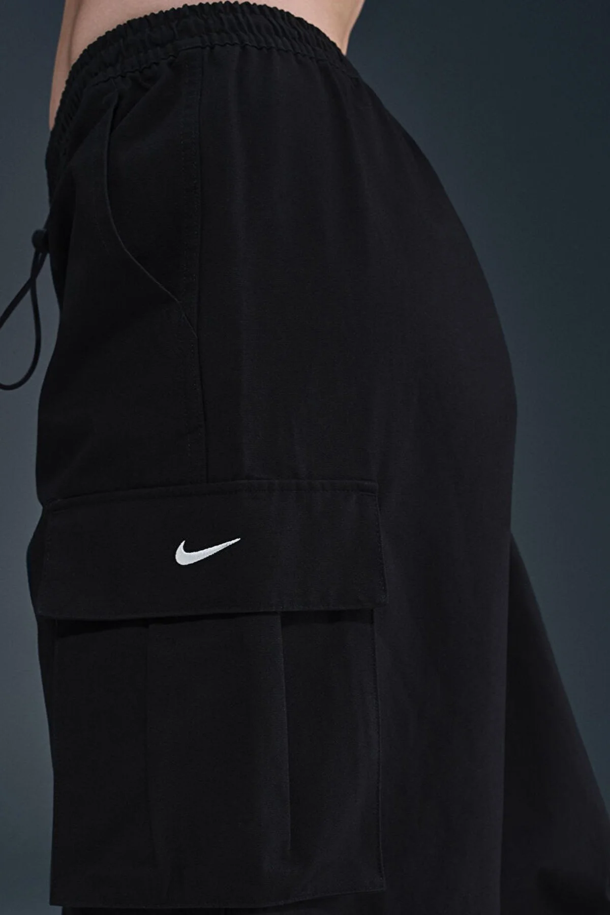 Nike NSW Street Woven Oversize  Cargo Pant.Bol Kesim Kargo Cepli Dokuma Kadın Eşofman Altı Siyah