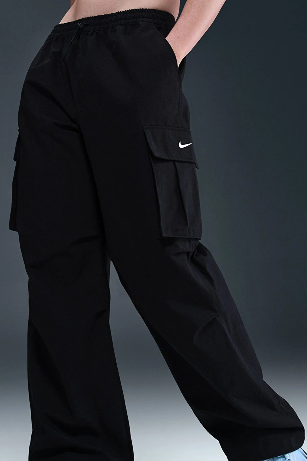Nike NSW Street Woven Oversize  Cargo Pant.Bol Kesim Kargo Cepli Dokuma Kadın Eşofman Altı Siyah