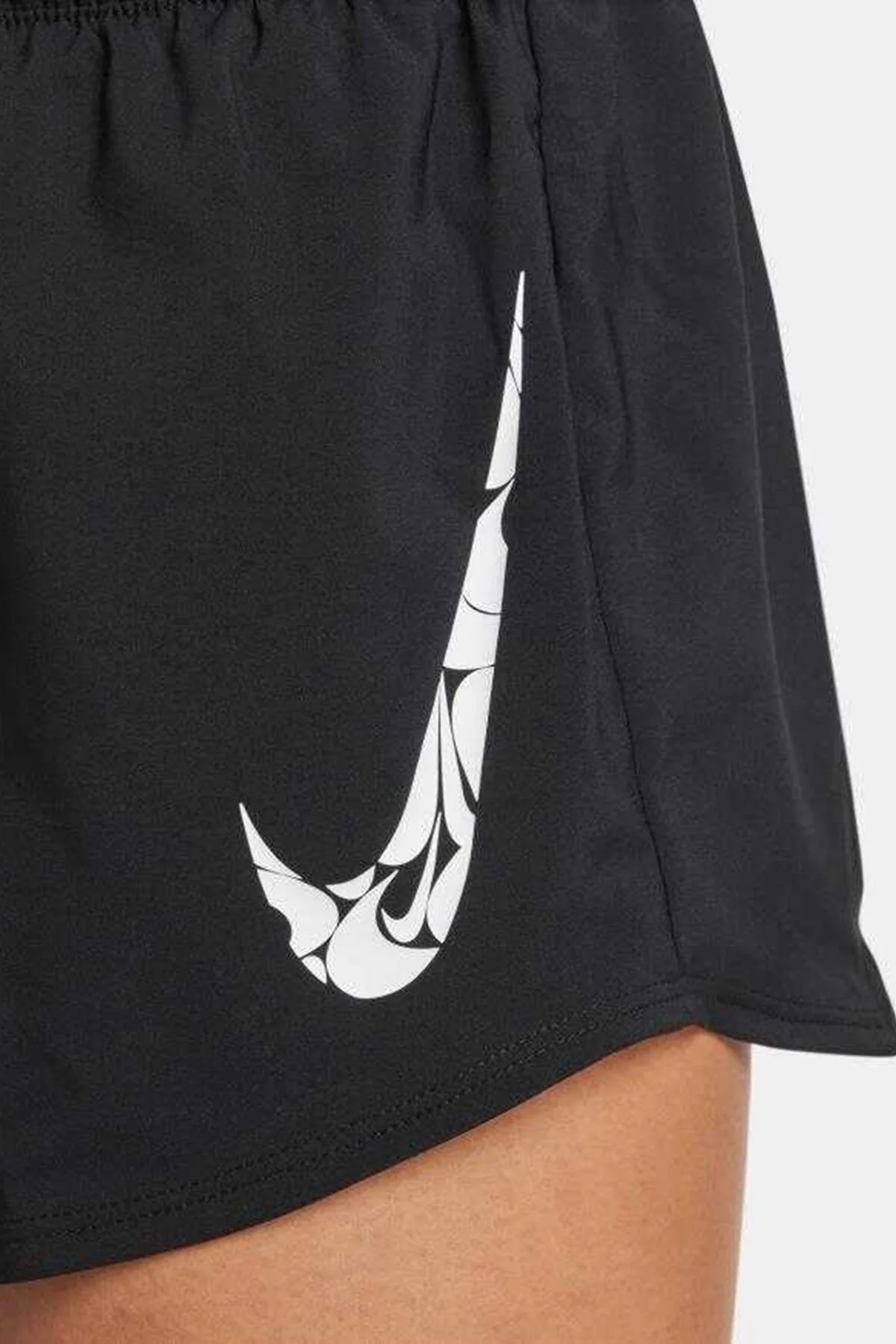Nike One Swoosh Dri Fit MR Loose Fit Womens Running Short Slip Astarlı Bol Kesim Kadın Koşu Antreman Şortu Siyah Nike One Swoosh Dri Fit MR Loose Fit Womens Running Short Slip Astarlı Bol Kesim Kadın Koşu Antreman Şortu Siyah
