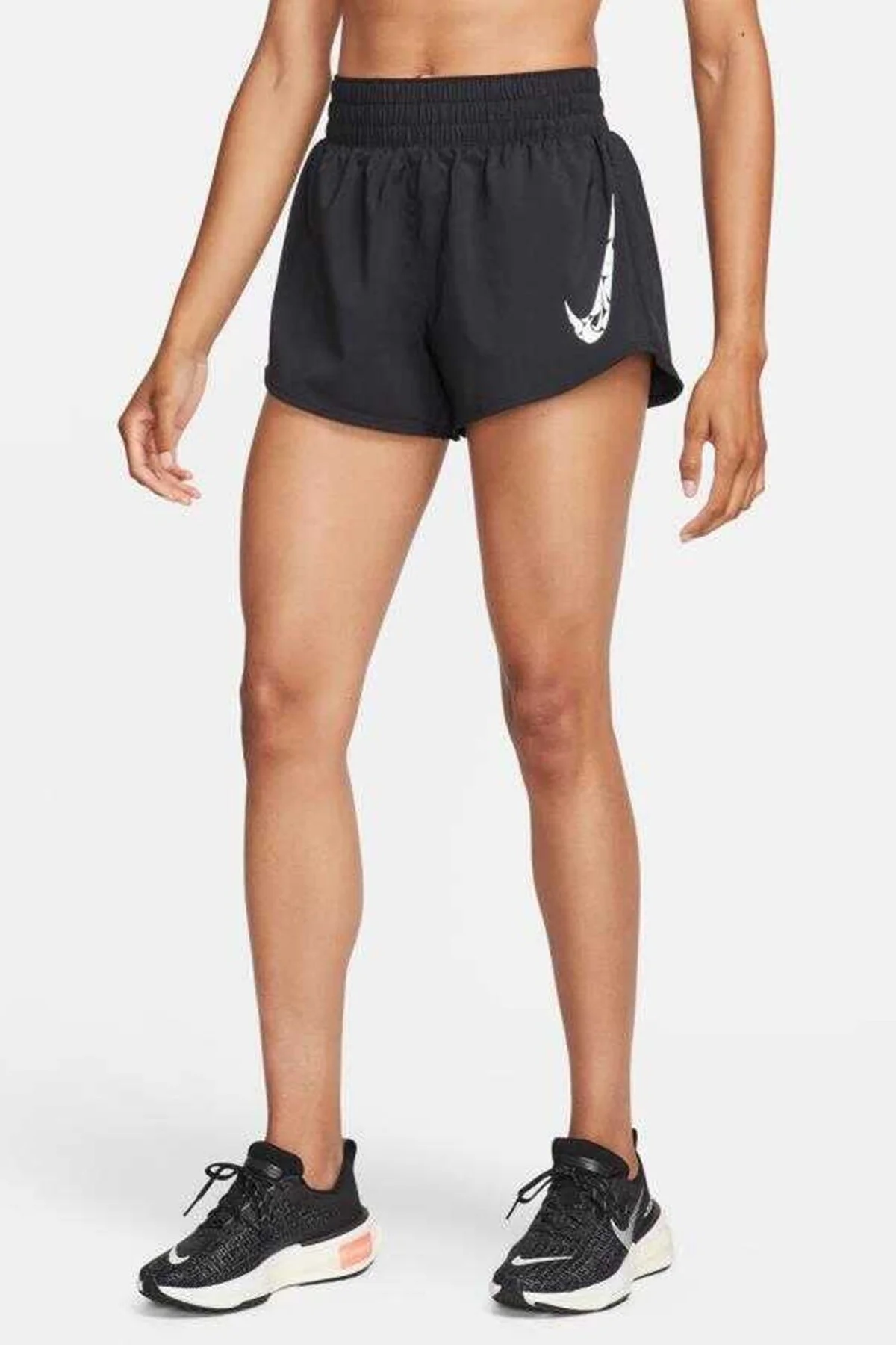 Nike One Swoosh Dri Fit MR Loose Fit Womens Running Short Slip Astarlı Bol Kesim Kadın Koşu Antreman Şortu Siyah Nike One Swoosh Dri Fit MR Loose Fit Womens Running Short Slip Astarlı Bol Kesim Kadın Koşu Antreman Şortu Siyah