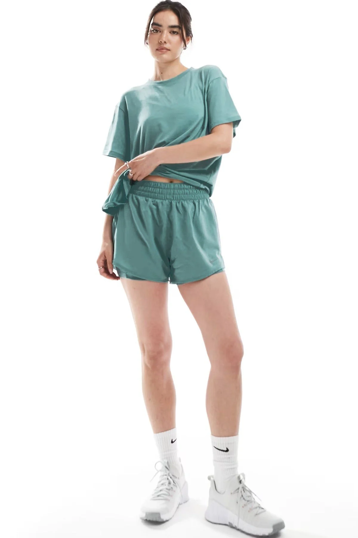 Nike One Training Dri Fit High Rise 3 inch 2 in 1 Short Kadın Yüksek Bel Bol Kesim 3 Cepli Taytlı Şort Yeşil Nike One Training Dri Fit High Rise 3 inch 2 in 1 Short Kadın Yüksek Bel Bol Kesim 3 Cepli Taytlı Şort Yeşil