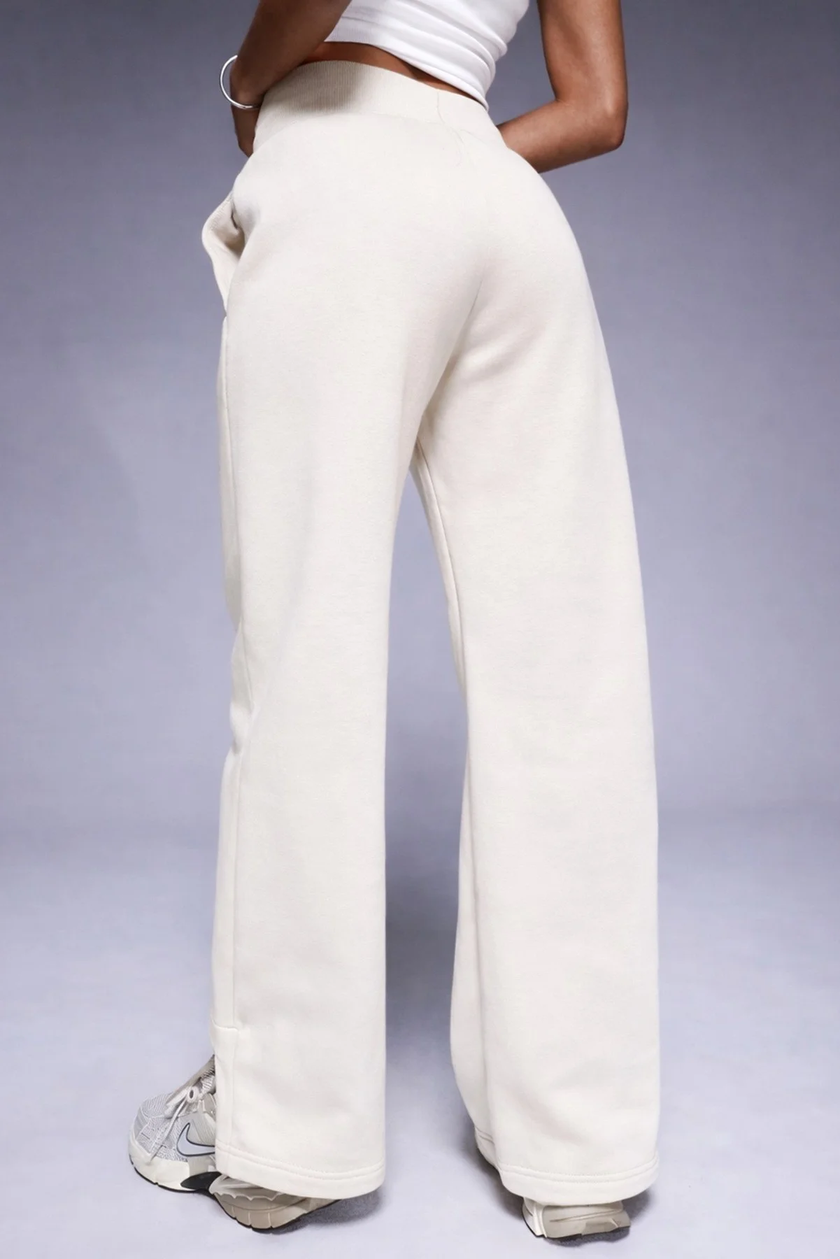 Nike Phoenix Fleece Wide High Rise Sweatpants Kadın Yüksek Bel Yırtmaçlı Geniş Paça Eşofman Altı Kirli Beyaz Nike Phoenix Fleece Wide High Rise Sweatpants Kadın Yüksek Bel Yırtmaçlı Geniş Paça Eşofman Altı Kirli Beyaz