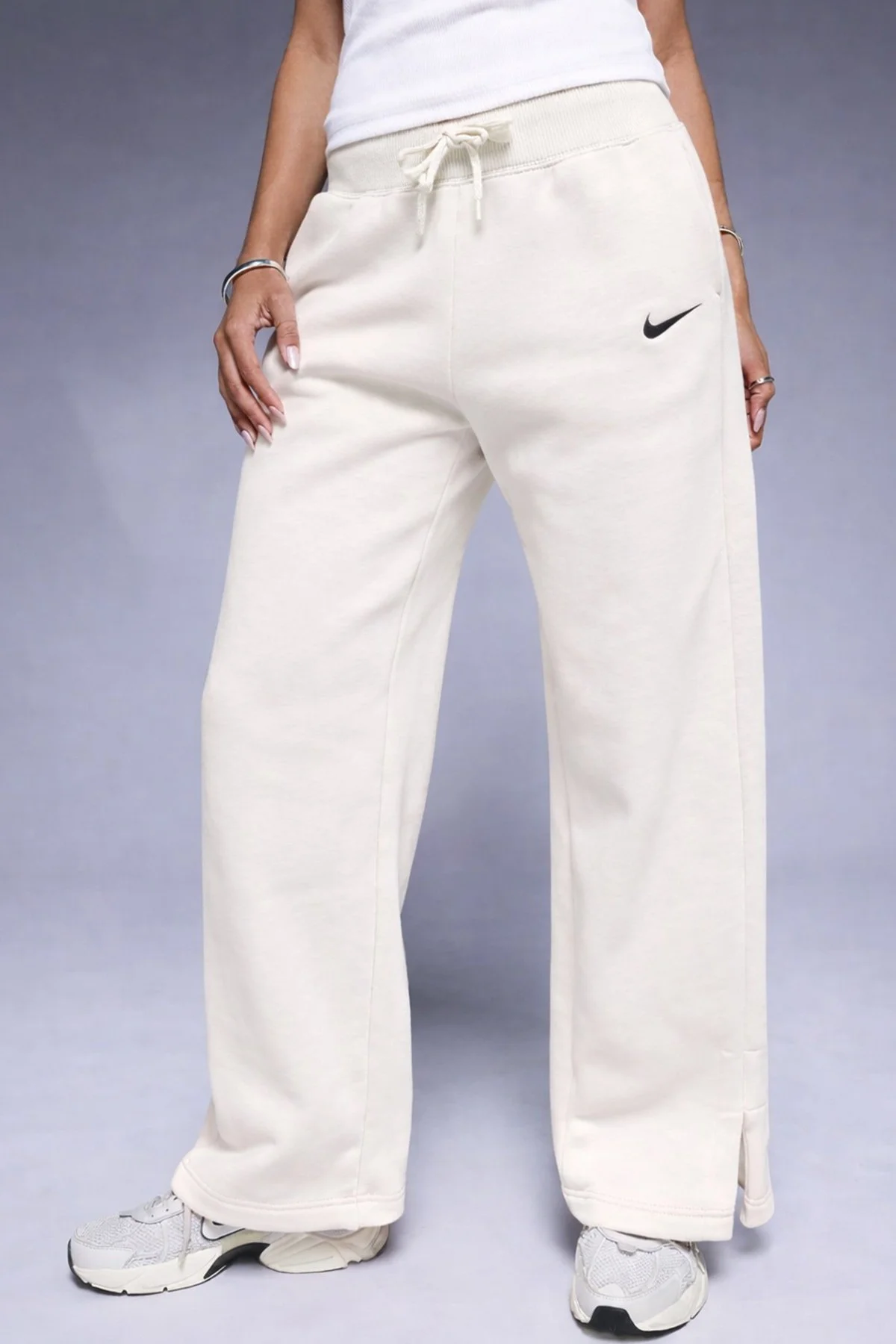 Nike Phoenix Fleece Wide High Rise Sweatpants Kadın Yüksek Bel Yırtmaçlı Geniş Paça Eşofman Altı Kirli Beyaz Nike Phoenix Fleece Wide High Rise Sweatpants Kadın Yüksek Bel Yırtmaçlı Geniş Paça Eşofman Altı Kirli Beyaz