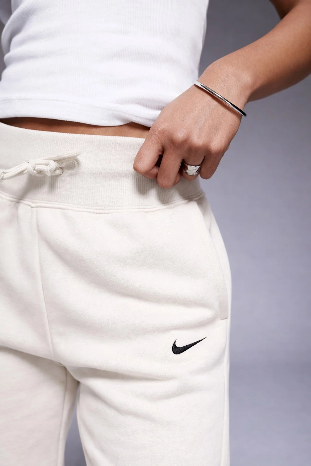 Nike Phoenix Fleece Wide High Rise Sweatpants Kadın Yüksek Bel Yırtmaçlı Geniş Paça Eşofman Altı Kirli Beyaz Nike Phoenix Fleece Wide High Rise Sweatpants Kadın Yüksek Bel Yırtmaçlı Geniş Paça Eşofman Altı Kirli Beyaz