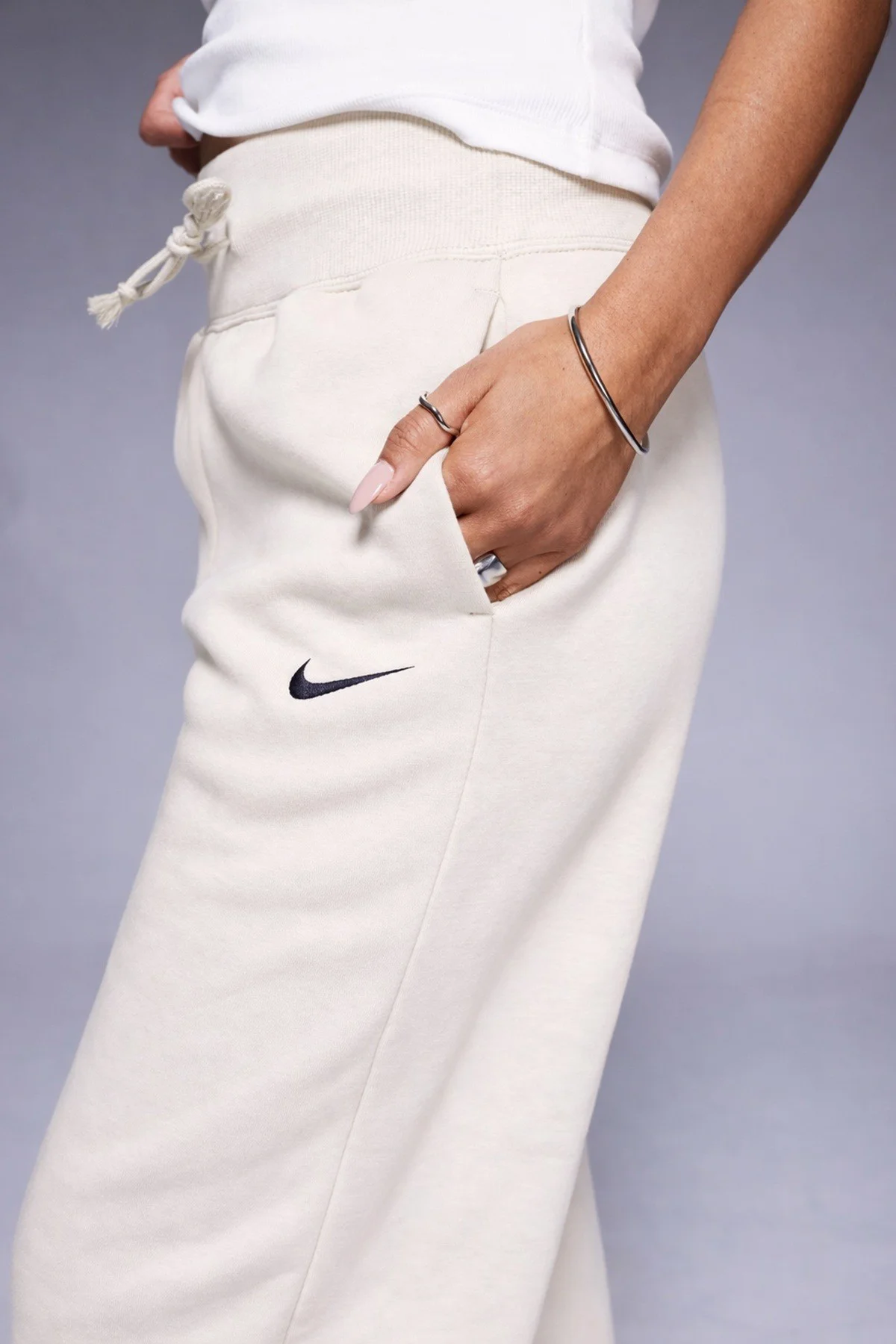 Nike Phoenix Fleece Wide High Rise Sweatpants Kadın Yüksek Bel Yırtmaçlı Geniş Paça Eşofman Altı Kirli Beyaz Nike Phoenix Fleece Wide High Rise Sweatpants Kadın Yüksek Bel Yırtmaçlı Geniş Paça Eşofman Altı Kirli Beyaz