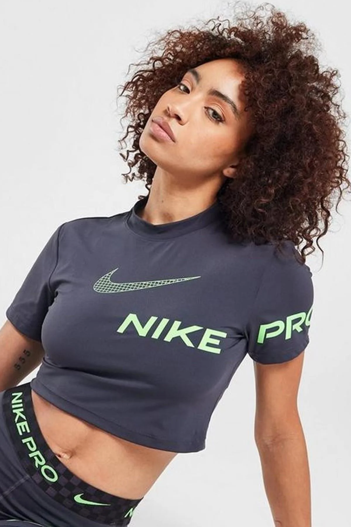Nike Pro Dri-Fit Cropped Graphic Sleeve Kadın Antrasit Tişört Nike Pro Dri-Fit Cropped Graphic Sleeve Kadın Antrasit Tişört Fiyatı, Yorumları ve Özellikleri