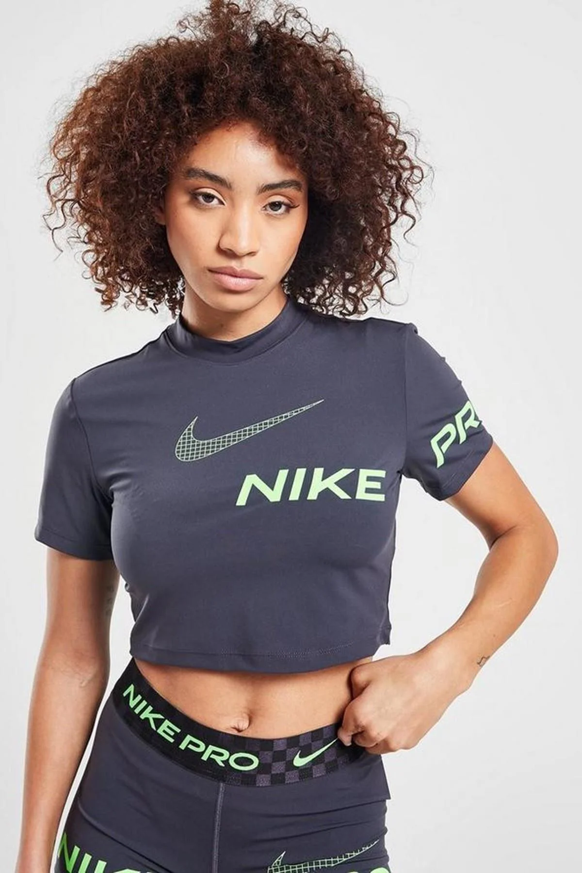 Nike Pro Dri-Fit Cropped Graphic Sleeve Kadın Antrasit Tişört Nike Pro Dri-Fit Cropped Graphic Sleeve Kadın Antrasit Tişört Fiyatı, Yorumları ve Özellikleri