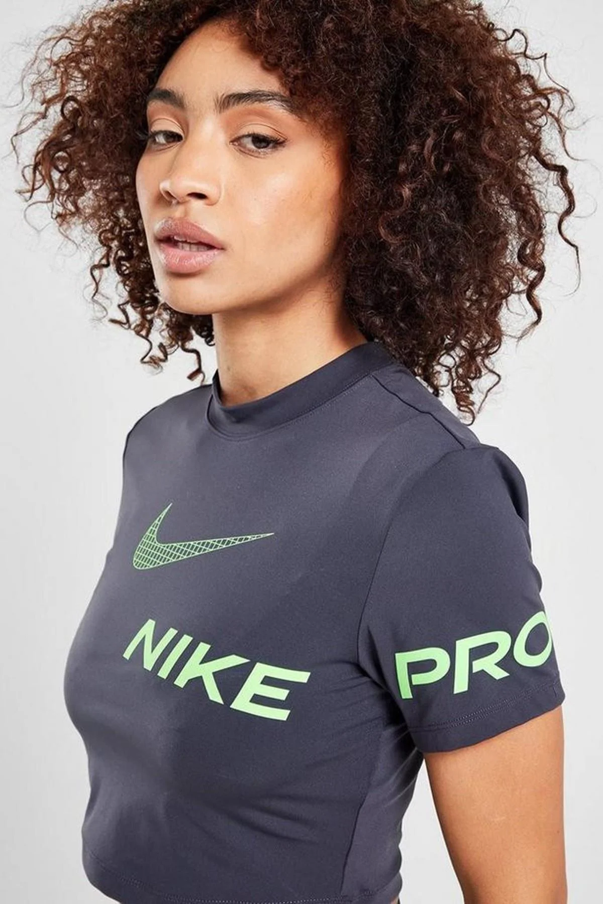 Nike Pro Dri-Fit Cropped Graphic Sleeve Kadın Antrasit Tişört Nike Pro Dri-Fit Cropped Graphic Sleeve Kadın Antrasit Tişört Fiyatı, Yorumları ve Özellikleri
