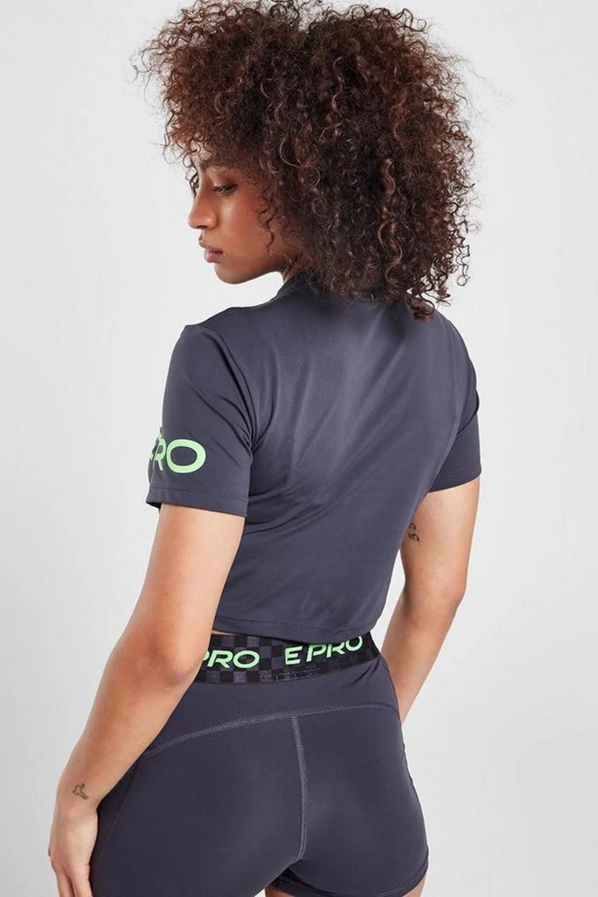 Nike Pro Dri-Fit Cropped Graphic Sleeve Kadın Antrasit Tişört Nike Pro Dri-Fit Cropped Graphic Sleeve Kadın Antrasit Tişört Fiyatı, Yorumları ve Özellikleri
