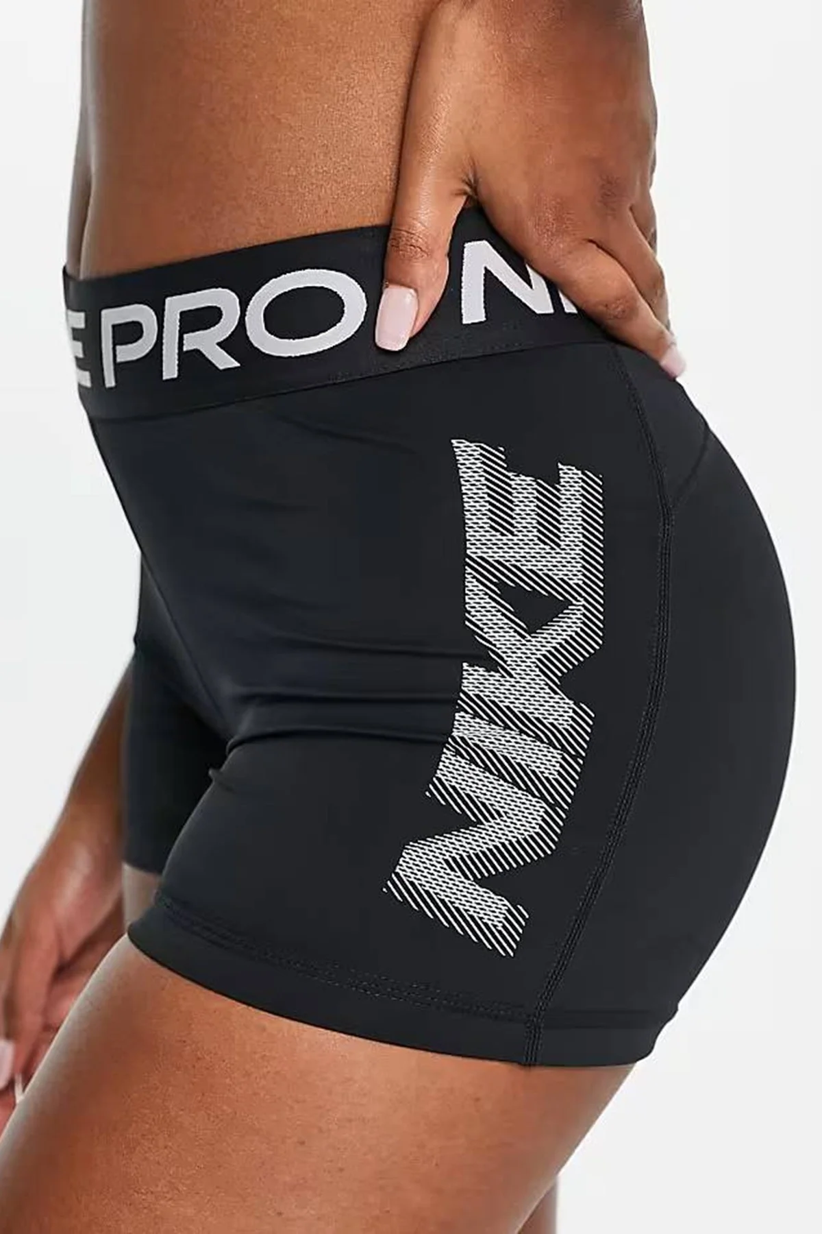 Nike Pro Training Dri Fit Graphic 3 inch Booty Shorts Kadın 8cm Antrenman Şortu Siyah Nike Pro Training Dri Fit Graphic 3 inch Booty Shorts Kadın 8cm Antrenman Şortu Siyah