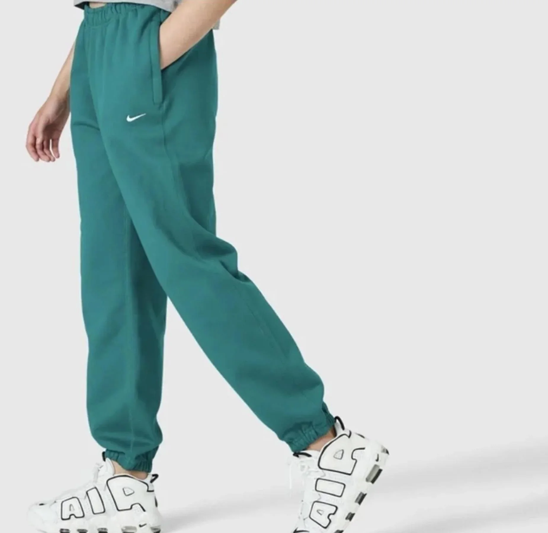 Nike Solo Swoosh Fleece Pant Pamuklu Bol Kesim Yüksek Bel Kadın Eşofman Altı Yeşil Nike Solo Swoosh Fleece Pant Pamuklu Bol Kesim Yüksek Bel Kadın Eşofman Altı Yeşil