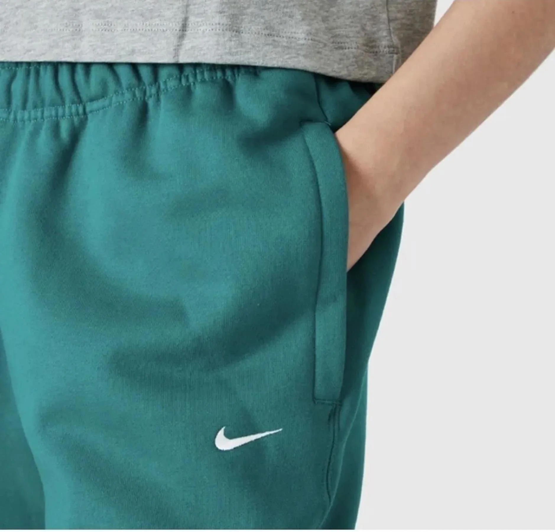 Nike Solo Swoosh Fleece Pant Pamuklu Bol Kesim Yüksek Bel Kadın Eşofman Altı Yeşil Nike Solo Swoosh Fleece Pant Pamuklu Bol Kesim Yüksek Bel Kadın Eşofman Altı Yeşil