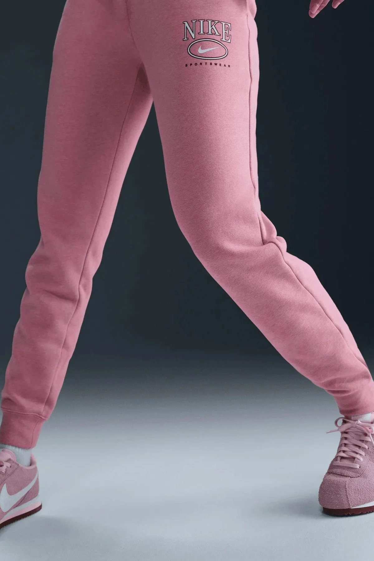 Nike Sportswear Club Fleece Mid Rise Graphic Trousers Kadın Eşofman Altı Pembe Nike Sportswear Club Fleece Mid Rise Graphic Trousers Kadın Eşofman Altı Pembe