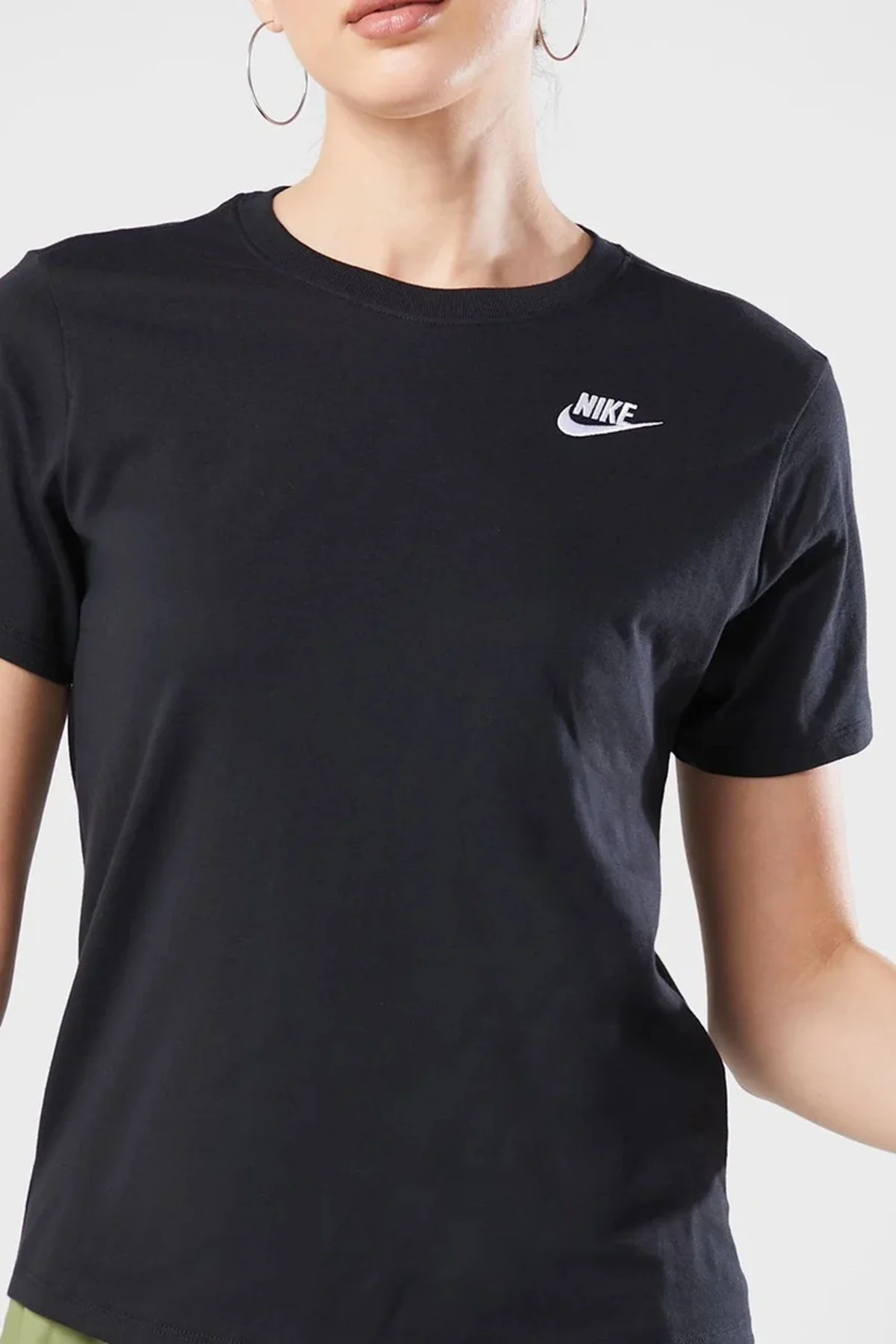 Nike Sportswear Club Essentials Womens T-Shirt Kadın Tişört Siyah Nike Sportswear Club Essentials Womens T-Shirt Kadın Tişört Siyah