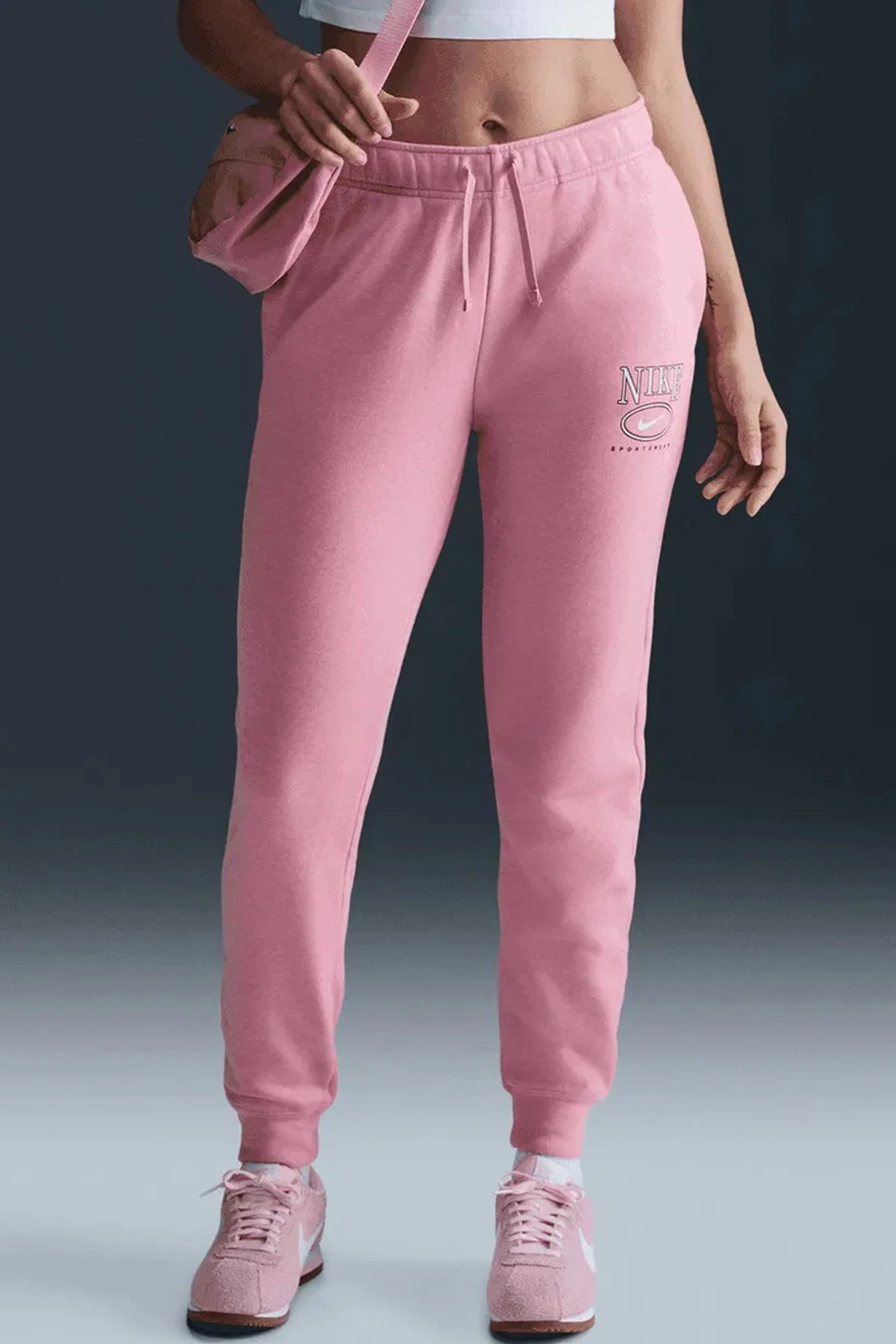 Nike Sportswear Club Fleece Mid Rise Graphic Trousers Kadın Eşofman Altı Pembe Nike Sportswear Club Fleece Mid Rise Graphic Trousers Kadın Eşofman Altı Pembe