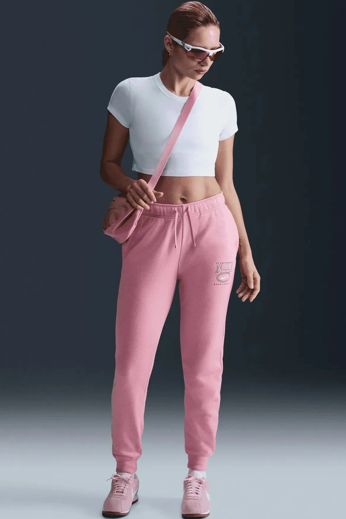 Nike Sportswear Club Fleece Mid Rise Graphic Trousers Kadın Eşofman Altı Pembe Nike Sportswear Club Fleece Mid Rise Graphic Trousers Kadın Eşofman Altı Pembe