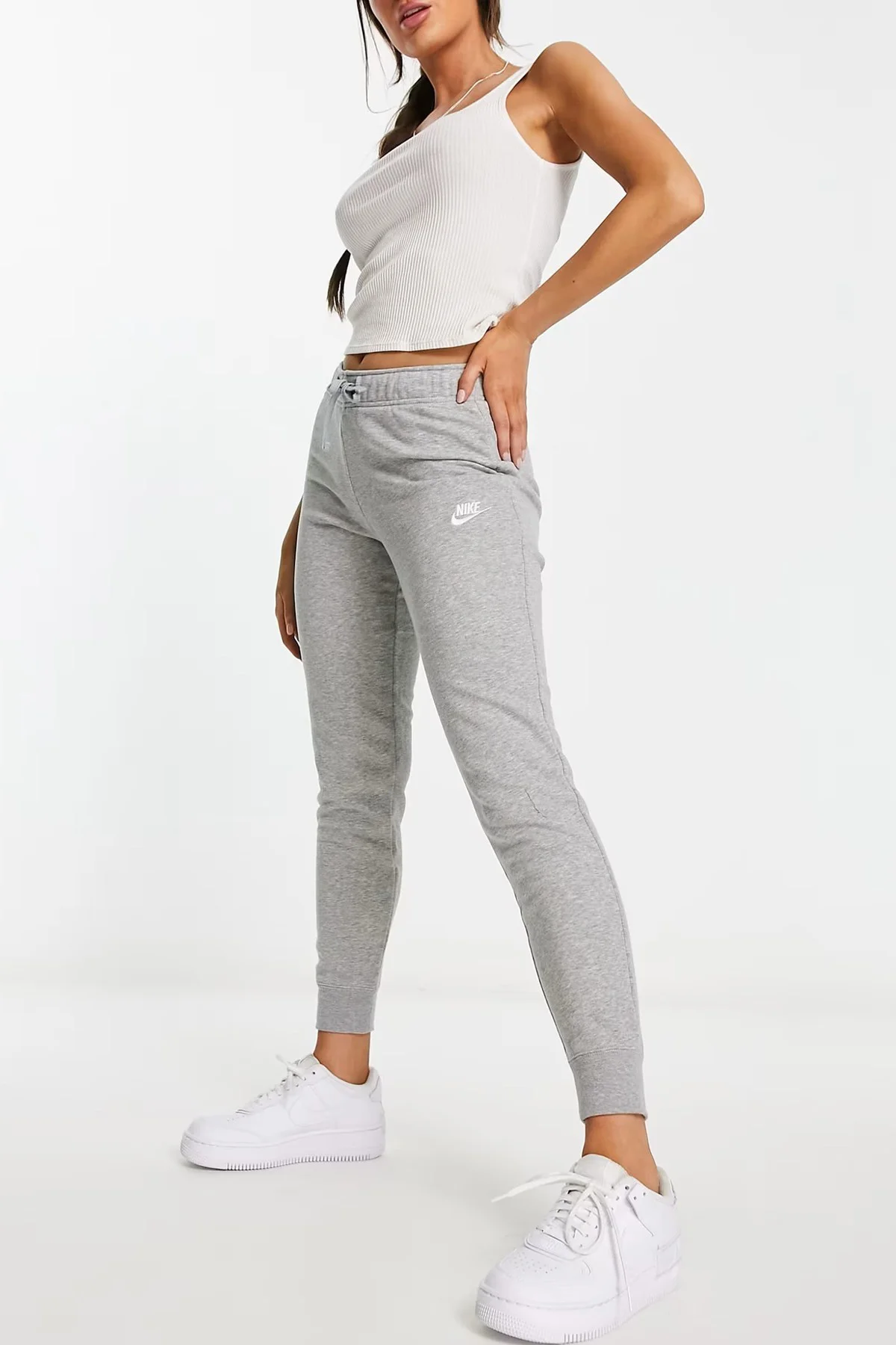 Nike Sportswear Club Fleece Mid Rise Slim Fit Pant Kadın Dar Kesim Eşofman Altı Gri Nike Sportswear Club Fleece Mid Rise Slim Fit Pant Kadın Dar Kesim Eşofman Altı Gri