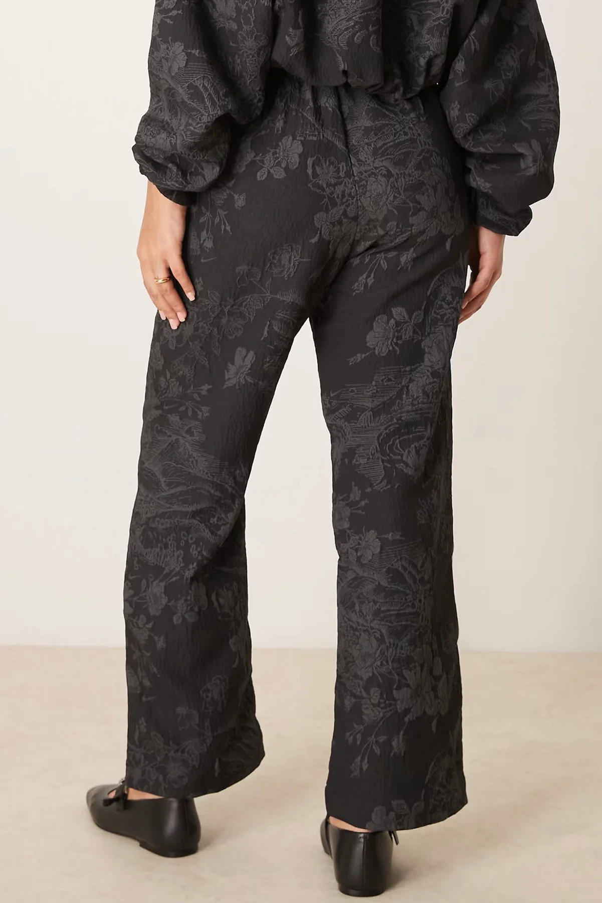 Nike Sportswear Collection Jacquard Tracksuit Bottoms Kadın Jakarlı Fermuarlı Bel ve Paçalı Eşofman Altı Siyah Nike Sportswear Collection Jacquard Tracksuit Bottoms Kadın Jakarlı Fermuarlı Bel ve Paçalı Eşofman Altı Siyah
