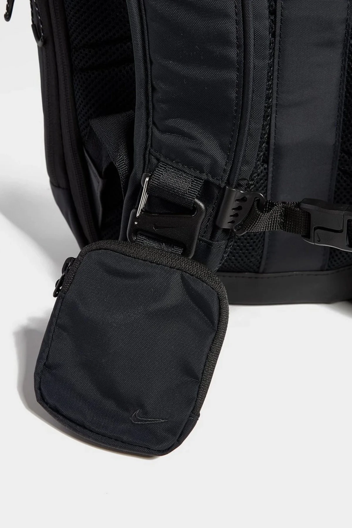 Nike Sportswear Commute Backpack 25L Sırt Destekli Çok Gözlü 25 litre Sırt Çantası Siyah Fiyatı, Yorumları ve Özellikleri