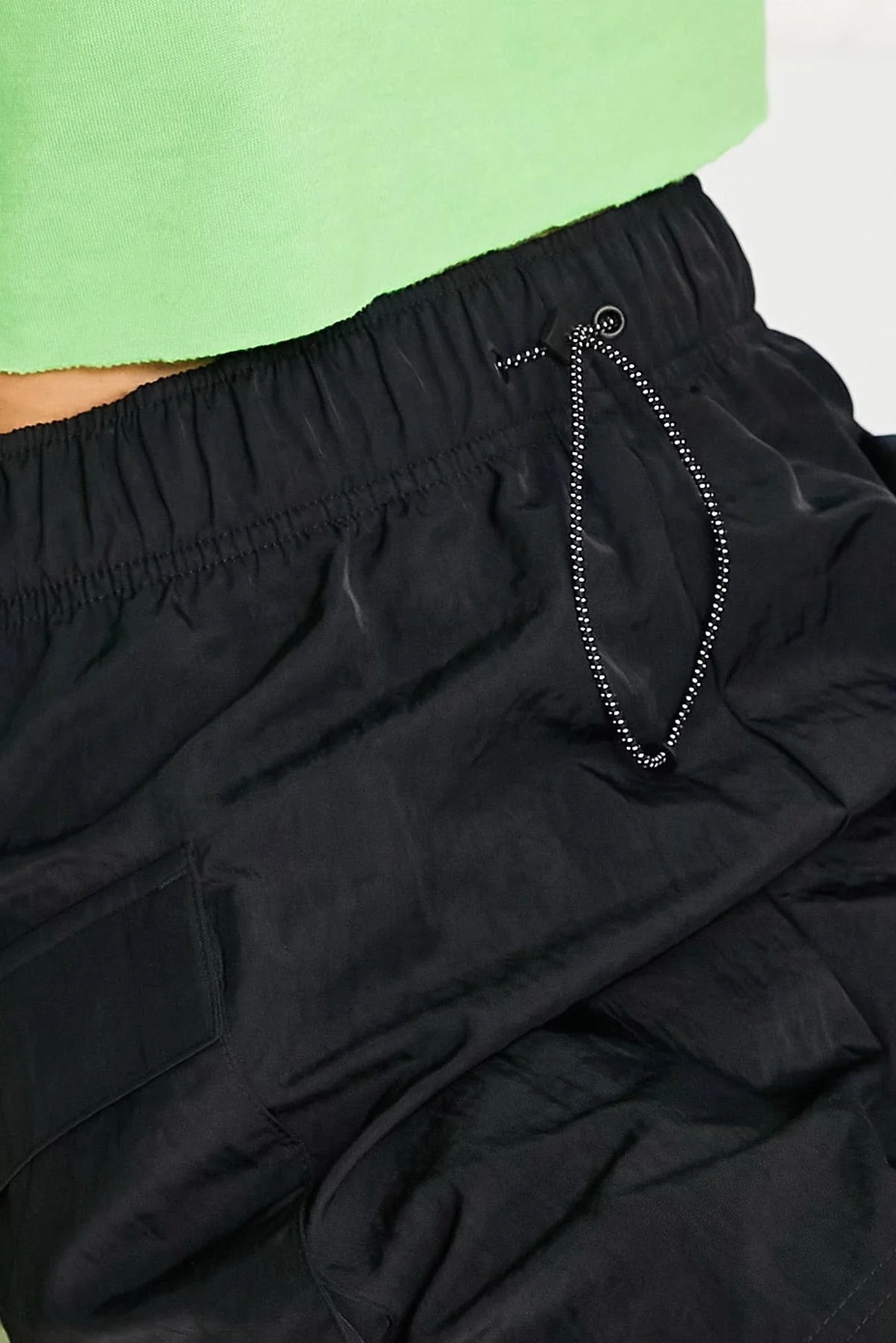 Nike Sportswear Essential Woven High Rise Loose Fit Cargo Short Kadın Dokuma Bol Kesim Kargo Cepli Şort Siyah Nike Sportswear Essential Woven High Rise Loose Fit Cargo Short Kadın Dokuma Bol Kesim Kargo Cepli Şort Siyah