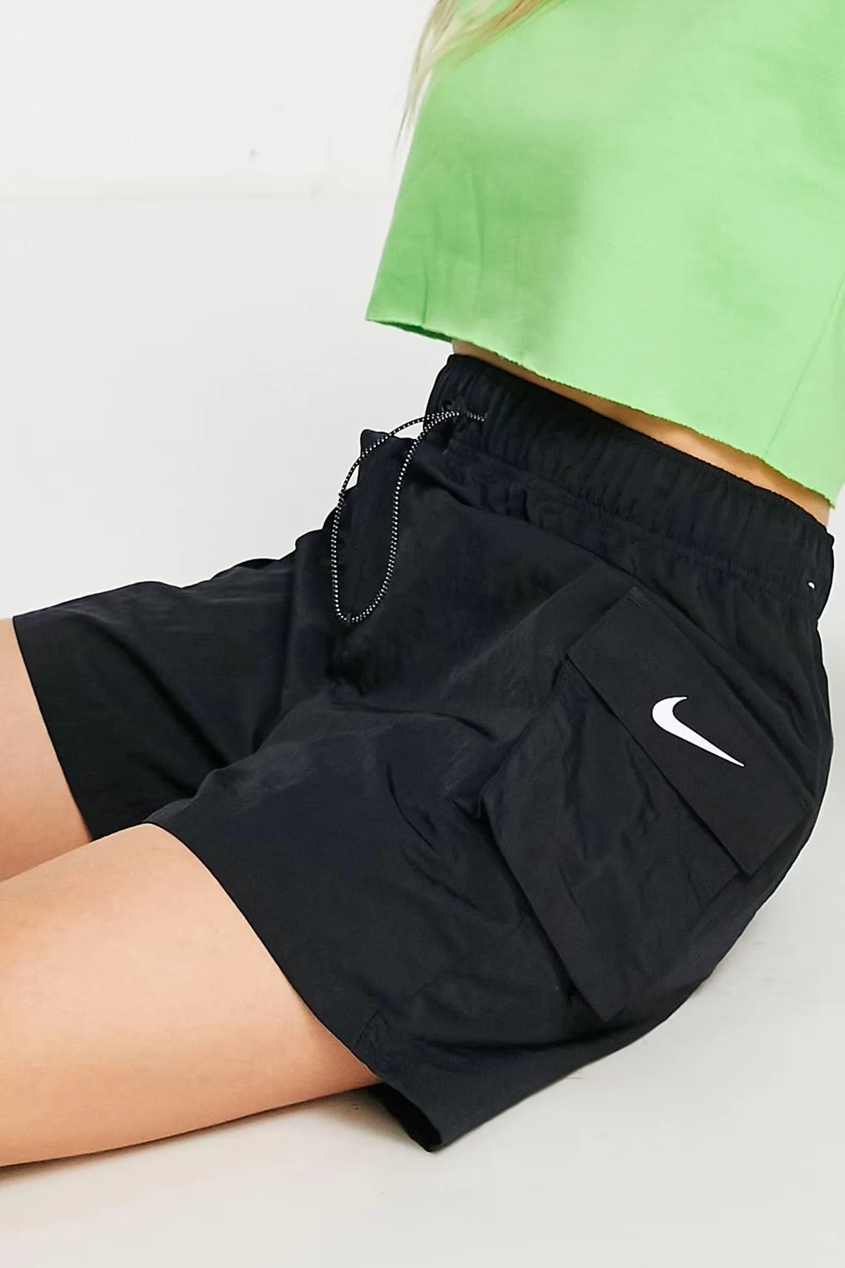 Nike Sportswear Essential Woven High Rise Loose Fit Cargo Short Kadın Dokuma Bol Kesim Kargo Cepli Şort Siyah Nike Sportswear Essential Woven High Rise Loose Fit Cargo Short Kadın Dokuma Bol Kesim Kargo Cepli Şort Siyah