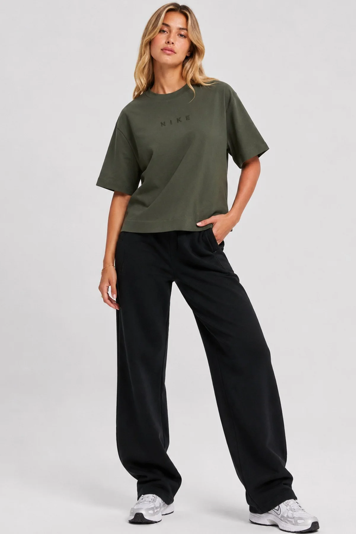 Nike Sportswear Luxe SS Oversized Womens Tee Boxy Bol Kesim Kadın Tişört Haki Nike Sportswear Luxe SS Oversized Womens Tee Boxy Bol Kesim Kadın Tişört Haki