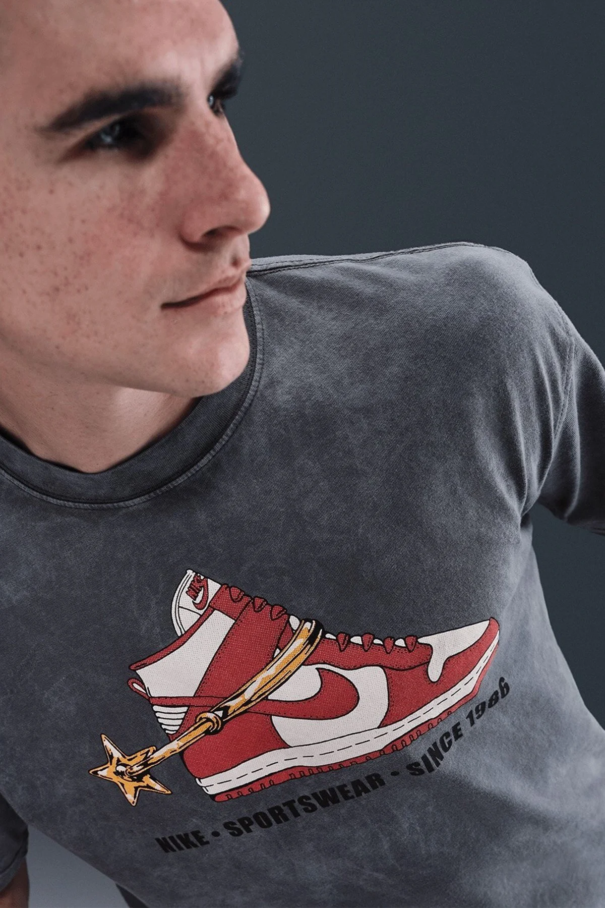 Nike Sportswear M90 Vintage Stirrup Loose Fit T-Shirt Baskılı Erkek Bol Kesim Tişört Antrasit Nike Sportswear M90 Vintage Stirrup Loose Fit T-Shirt Baskılı Erkek Bol Kesim Tişört Antrasit
