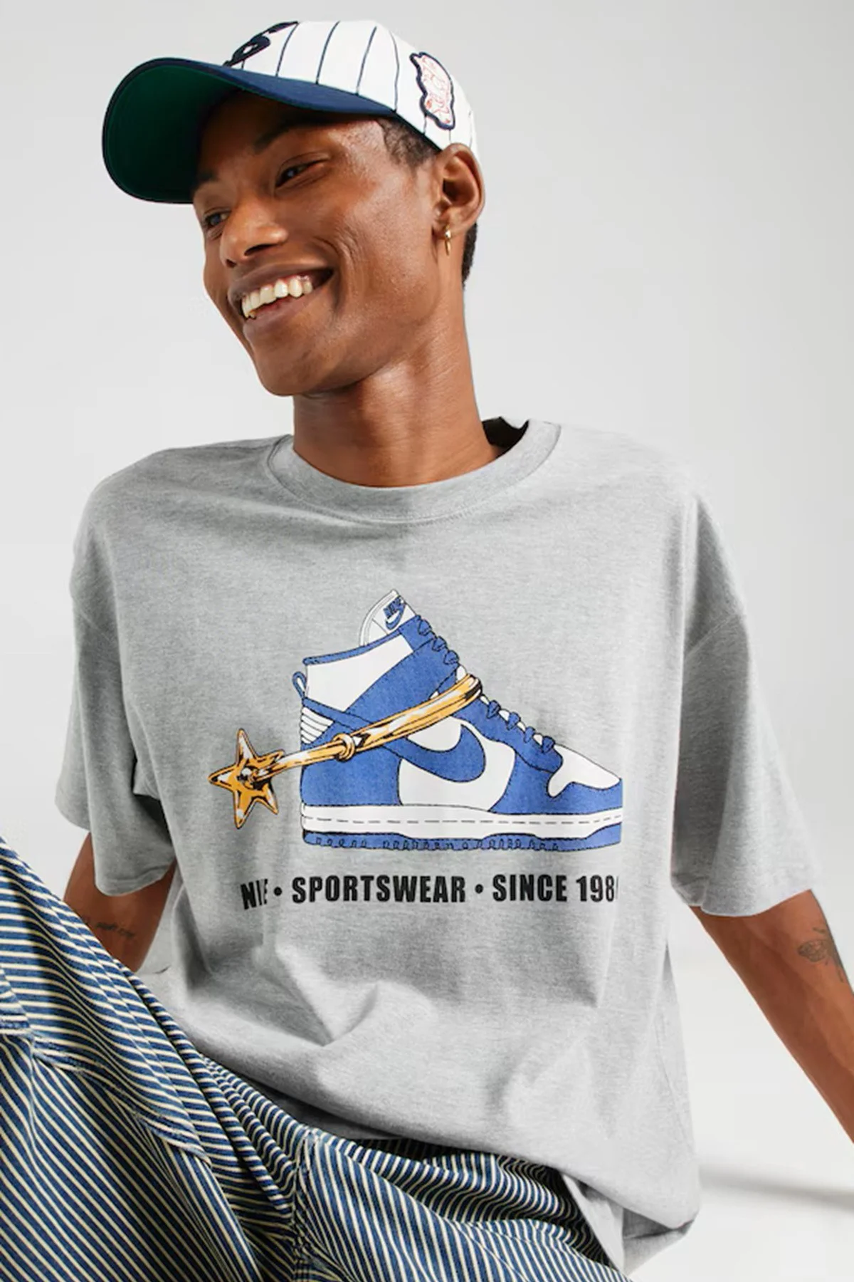 Nike Sportswear M90 Vintage Stirrup Loose Fit T-Shirt Baskılı Erkek Bol Kesim Tişört Gri Nike Sportswear M90 Vintage Stirrup Loose Fit T-Shirt Baskılı Erkek Bol Kesim Tişört Gri Fiyatı, Yorumları ve Özellikleri