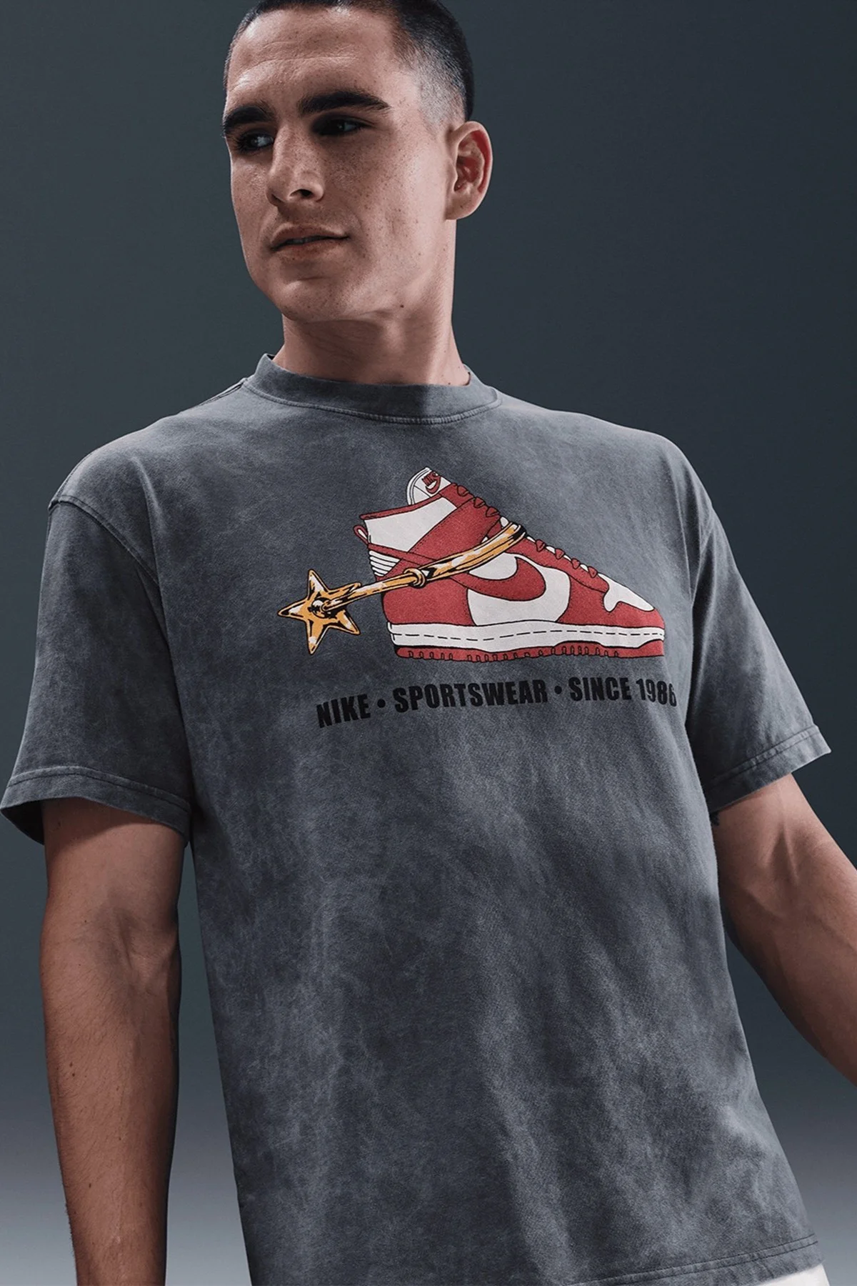 Nike Sportswear M90 Vintage Stirrup Loose Fit T-Shirt Baskılı Erkek Bol Kesim Tişört Antrasit Nike Sportswear M90 Vintage Stirrup Loose Fit T-Shirt Baskılı Erkek Bol Kesim Tişört Antrasit