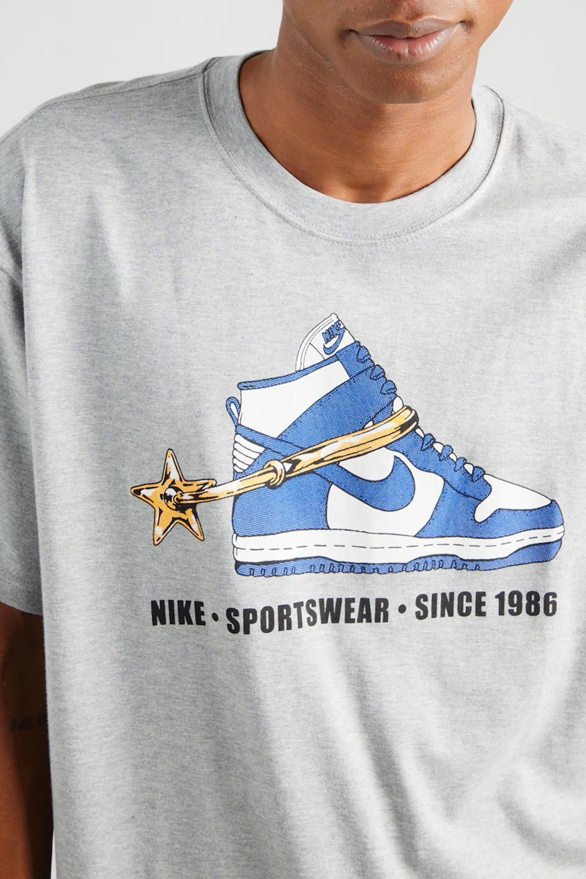 Nike Sportswear M90 Vintage Stirrup Loose Fit T-Shirt Baskılı Erkek Bol Kesim Tişört Gri Nike Sportswear M90 Vintage Stirrup Loose Fit T-Shirt Baskılı Erkek Bol Kesim Tişört Gri Fiyatı, Yorumları ve Özellikleri