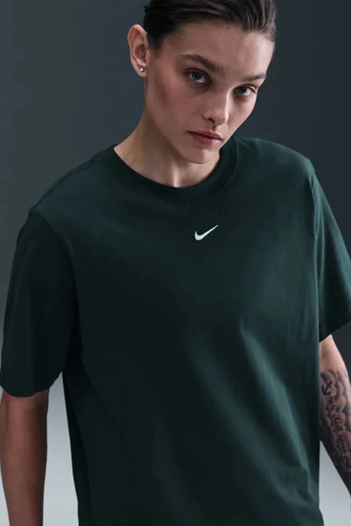 Nike Sportswear Organic Cotton Loose Fit T-shirt Kadın Nakış Swooslu Bol Kesim Tişört Koyu Yeşil Nike Sportswear Organic Cotton Loose Fit T-shirt Kadın Nakış Swooslu Bol Kesim Tişört Koyu Yeşil