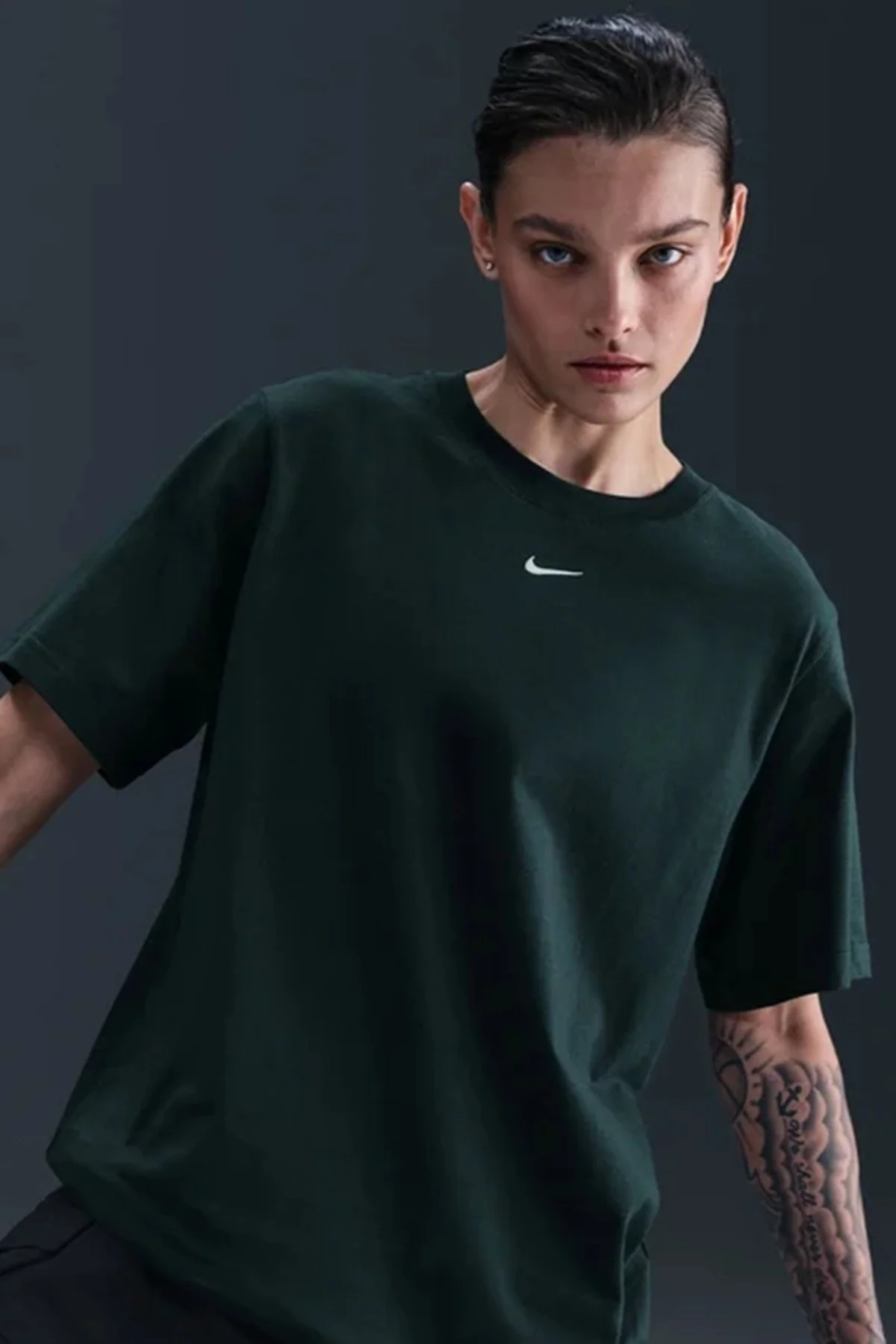 Nike Sportswear Organic Cotton Loose Fit T-shirt Kadın Nakış Swooslu Bol Kesim Tişört Koyu Yeşil Nike Sportswear Organic Cotton Loose Fit T-shirt Kadın Nakış Swooslu Bol Kesim Tişört Koyu Yeşil