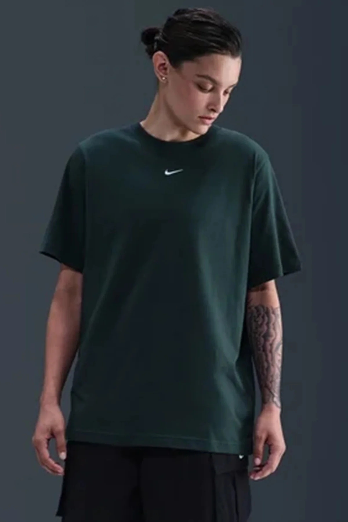 Nike Sportswear Organic Cotton Loose Fit T-shirt Kadın Nakış Swooslu Bol Kesim Tişört Koyu Yeşil Nike Sportswear Organic Cotton Loose Fit T-shirt Kadın Nakış Swooslu Bol Kesim Tişört Koyu Yeşil