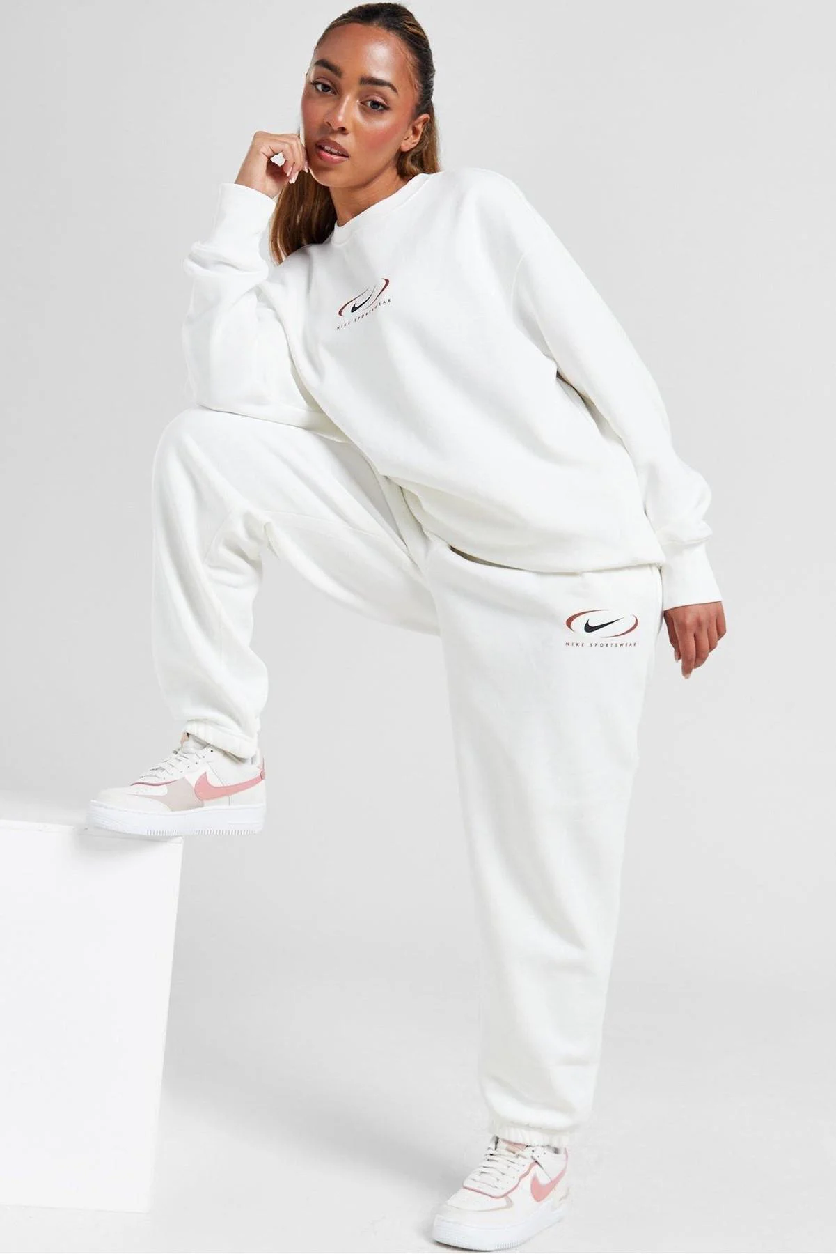 Nike Sportswear Phoenix Fleece Oversize High Rise Pants Kadın Oversize Yüksek Belli Şardonlu Eşofman Altı Beyaz Nike Sportswear Phoenix Fleece Oversize High Rise Pants Kadın Oversize Yüksek Belli Şardonlu Eşofman Altı Beyaz