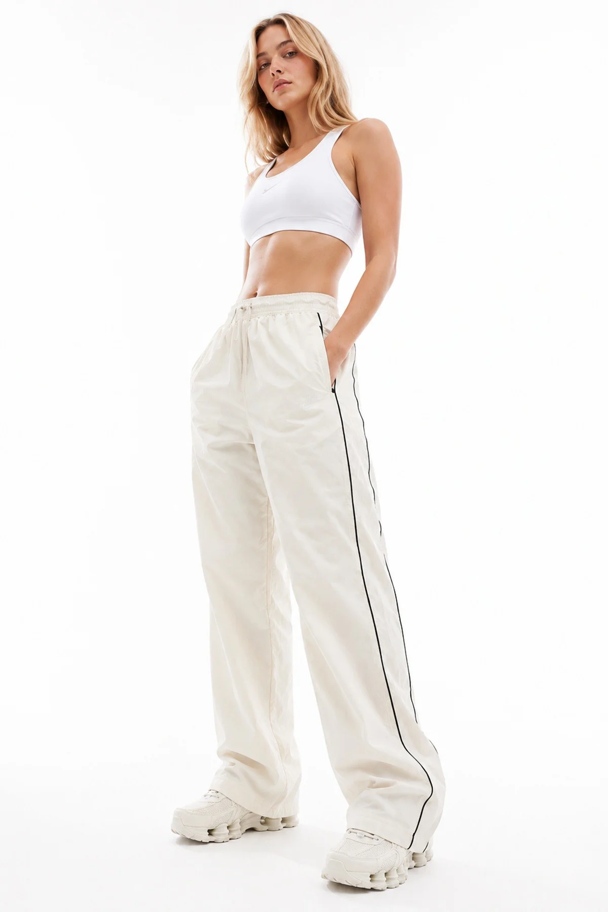 Nike Sportswear Windrunner High-Waisted Woven Open Hem Womens Cream Pant. Yüksek Bel Çıt Çıt Cepli Kadın Eşofman Altı Krem